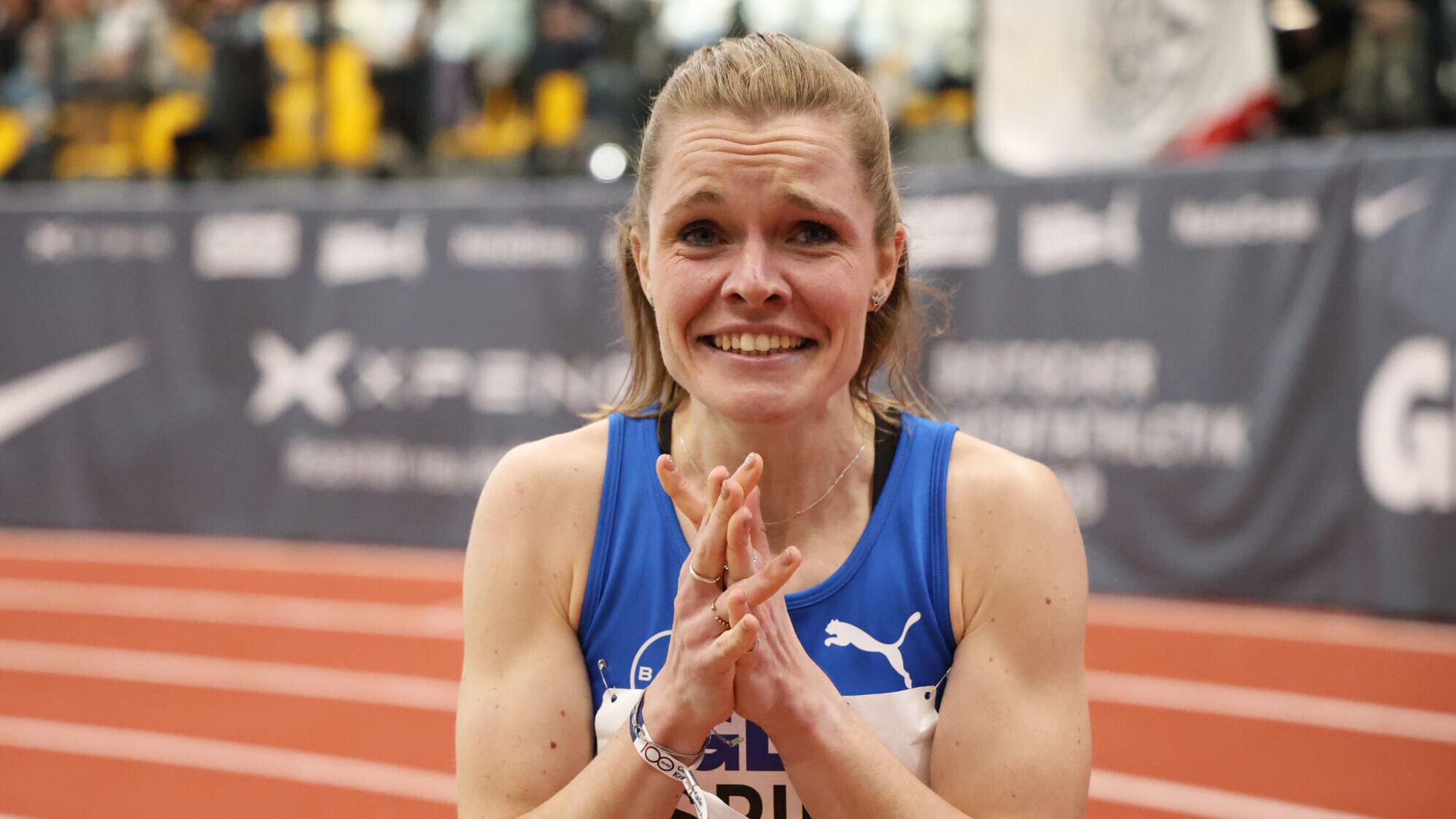 Porträt von Tanja Spill, die gerührt die Hände zusammenlegt