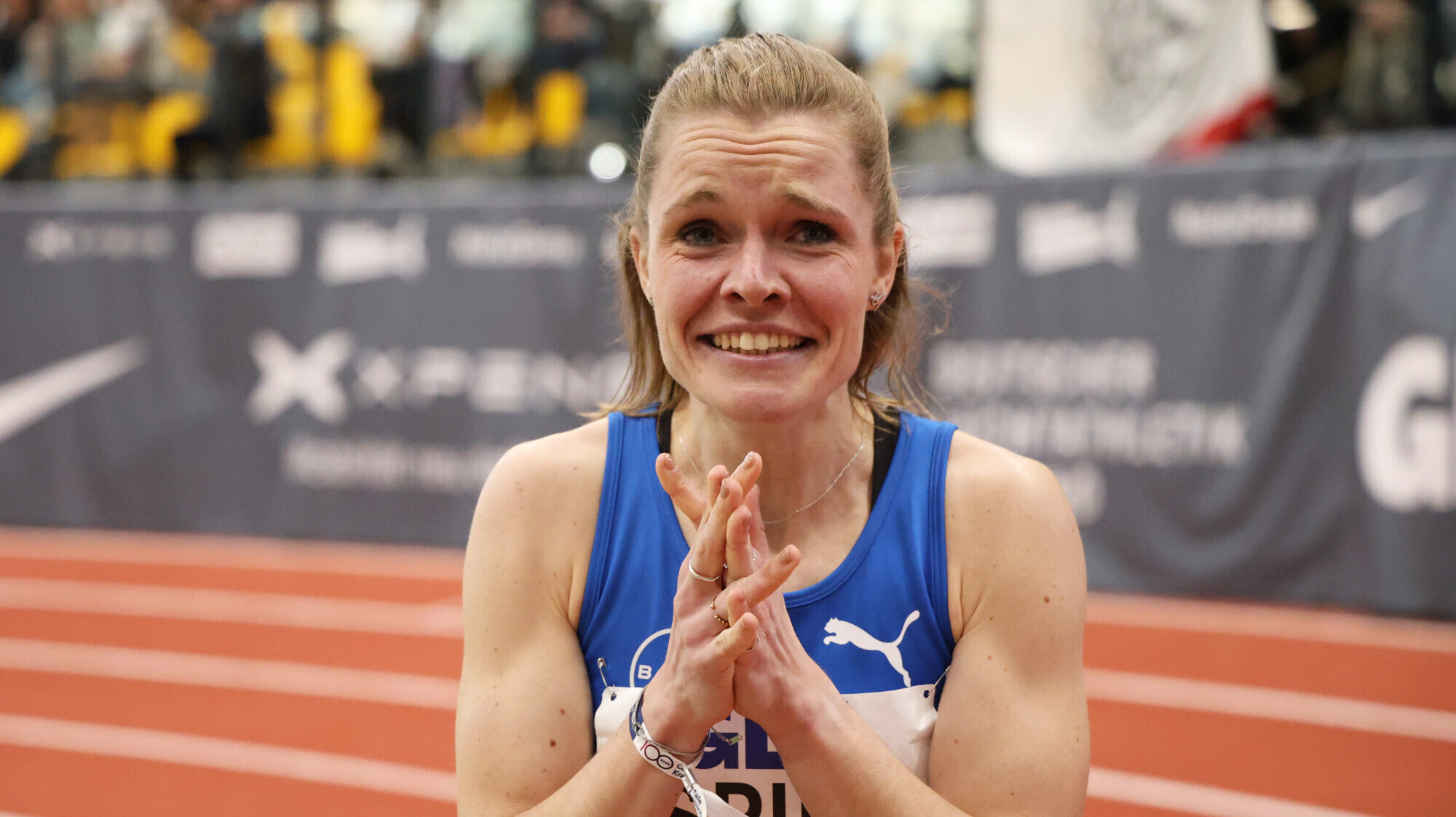 Porträt von Tanja Spill, die gerührt die Hände zusammenlegt