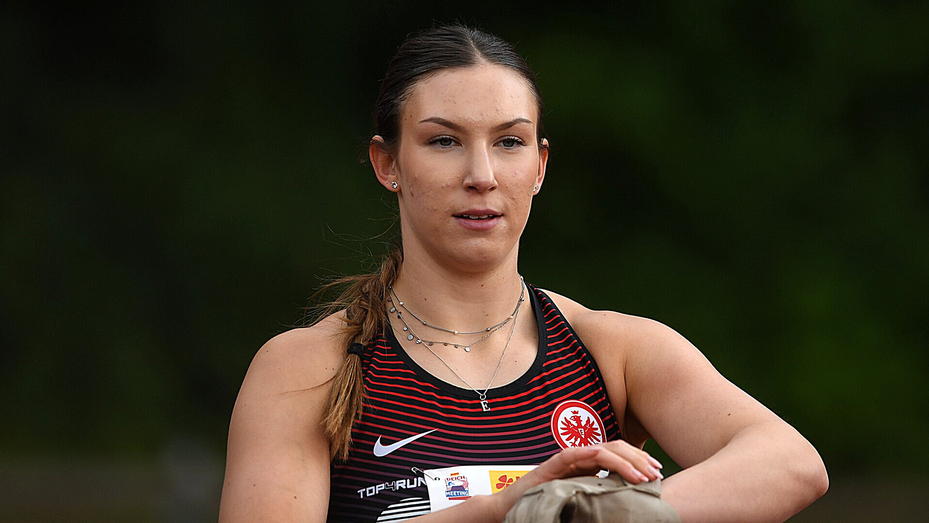 Porträt von Hammerwerferin Aileen Kuhn im Trikot von Eintracht Frankfurt