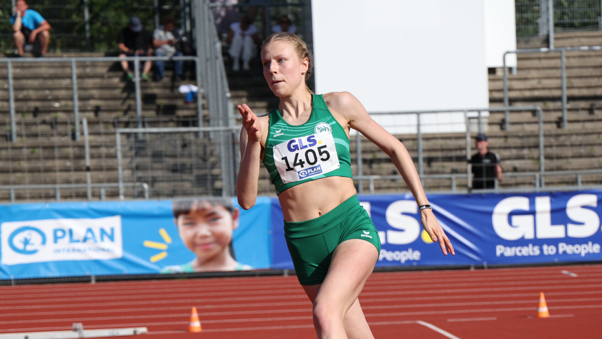 Hochspringerin Johanna Göring im Anlauf mit Kurven-Innenlage