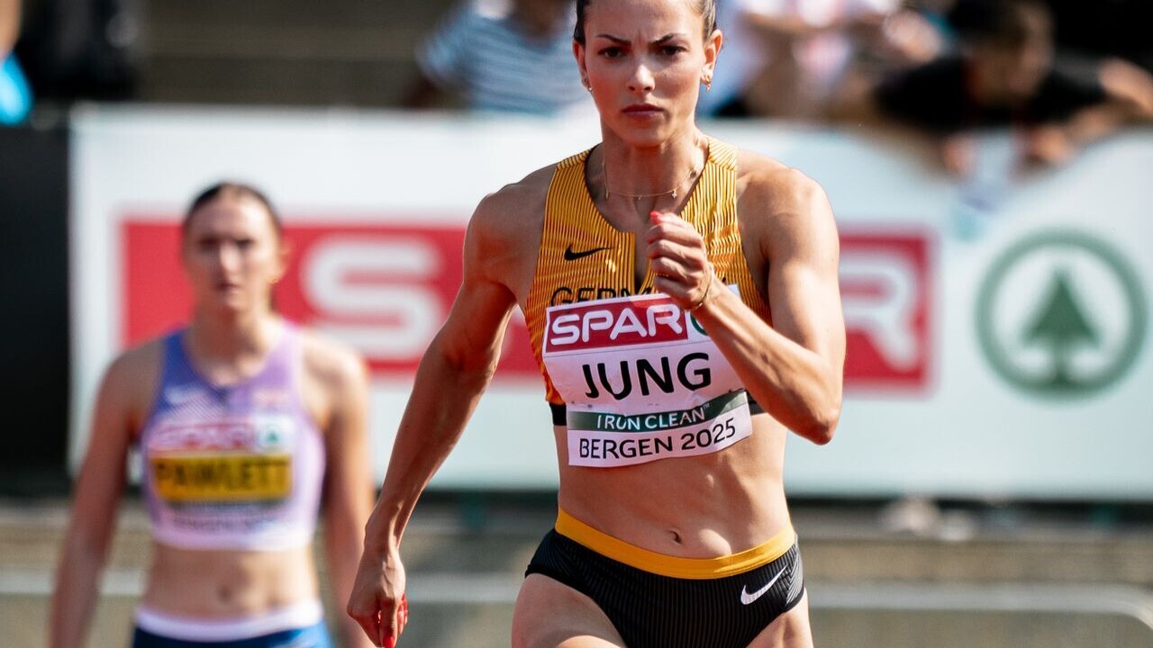 Marie Jung nimmt im Hochsprung Anlauf
