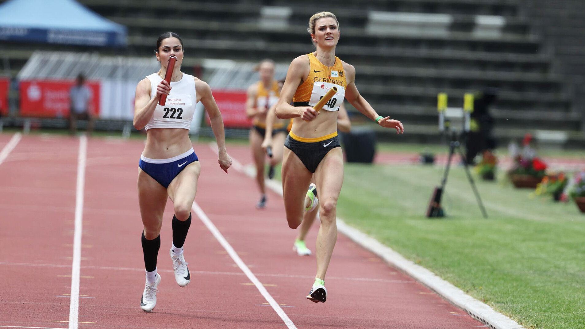 Jana Lakner im Duell mit der britischen Läuferin beim 4x400-Meter-Rennen in Regensburg