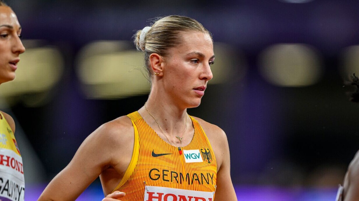 Nele Weßel im Nationaltrikot zwischen zwei anderen Läuferinnen