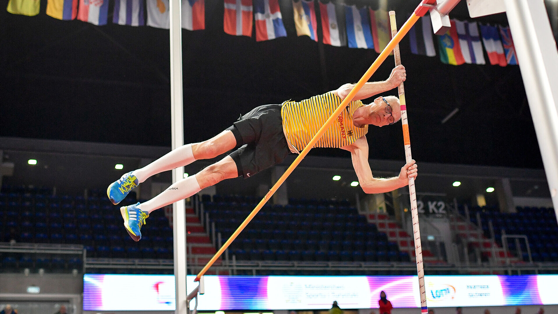 Wolfgang Ritte schraubt sich mit dem Stab über die Latte