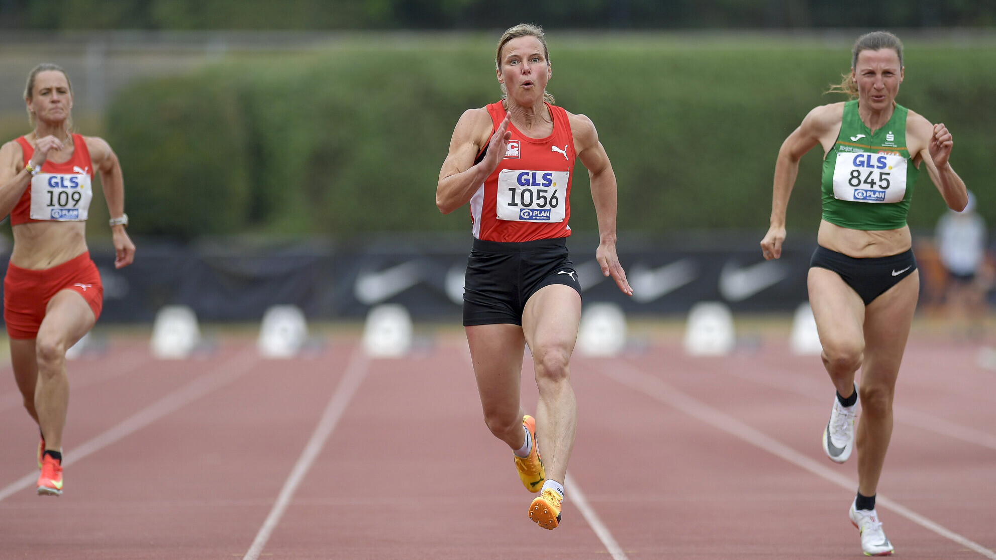 Die deutsche Masters-Athletin Silke Byner sprintert auf einer roten Laufbahn.