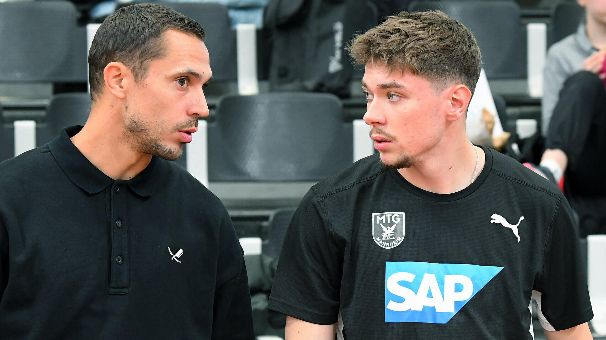 Weitspringer Oliver Koletzko im Gespräch mit seinem Trainer Sebastian Bayer