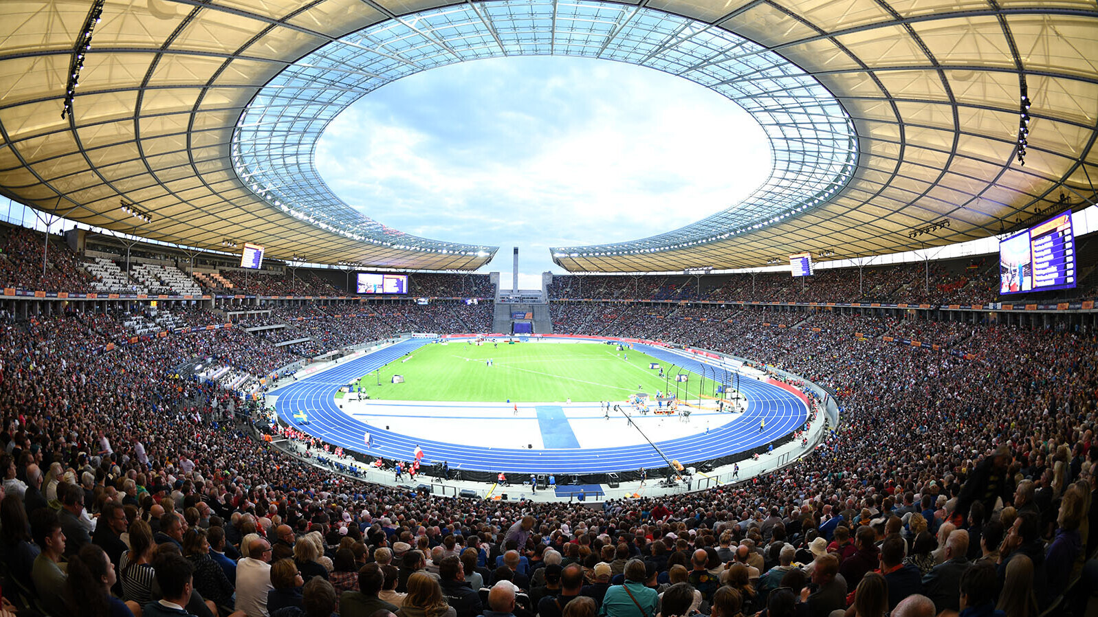 Das gut besuchte Berliner Olympiastadion in der Totalaufnahme.