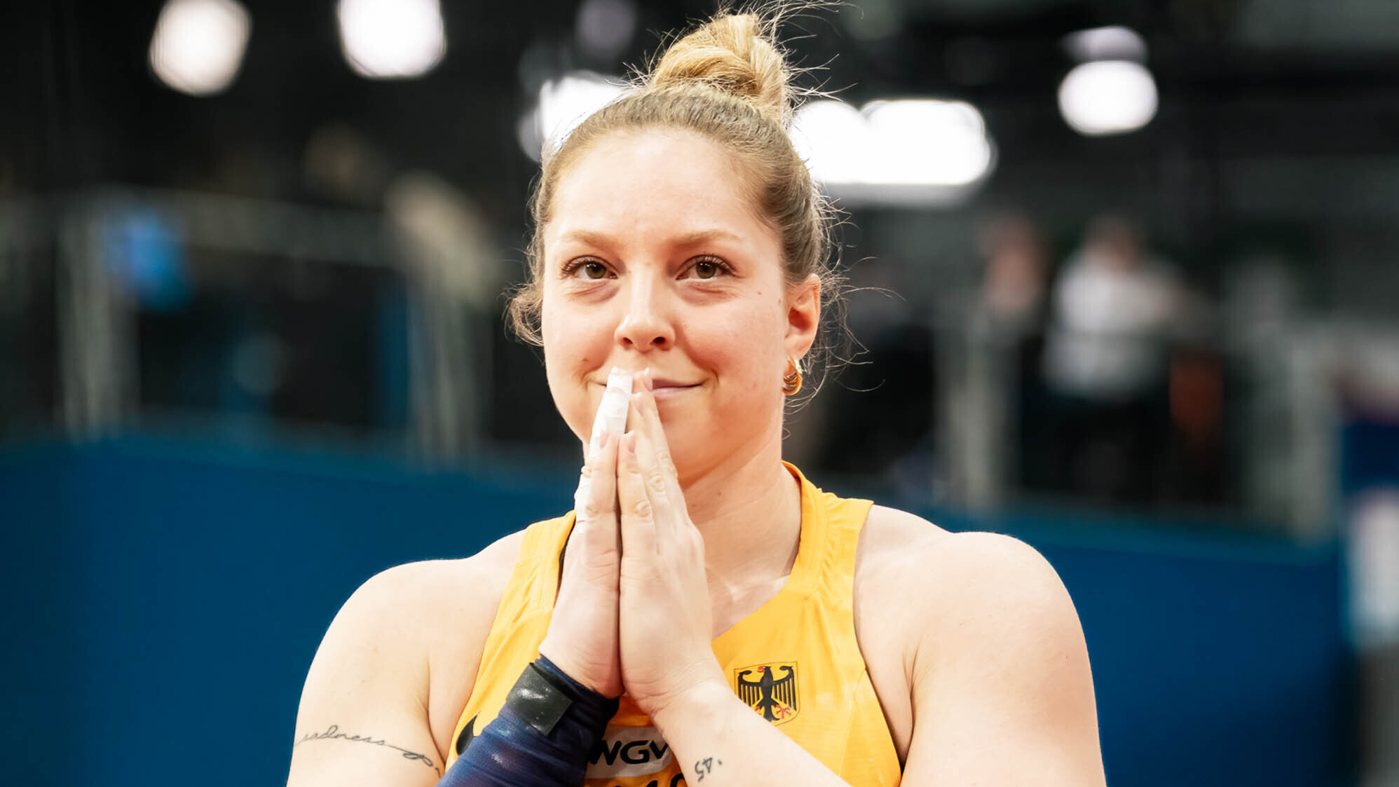 Alina Kenzel im Nationaltrikot mit zusammengelegten Händen vor ihrem Gesicht. 