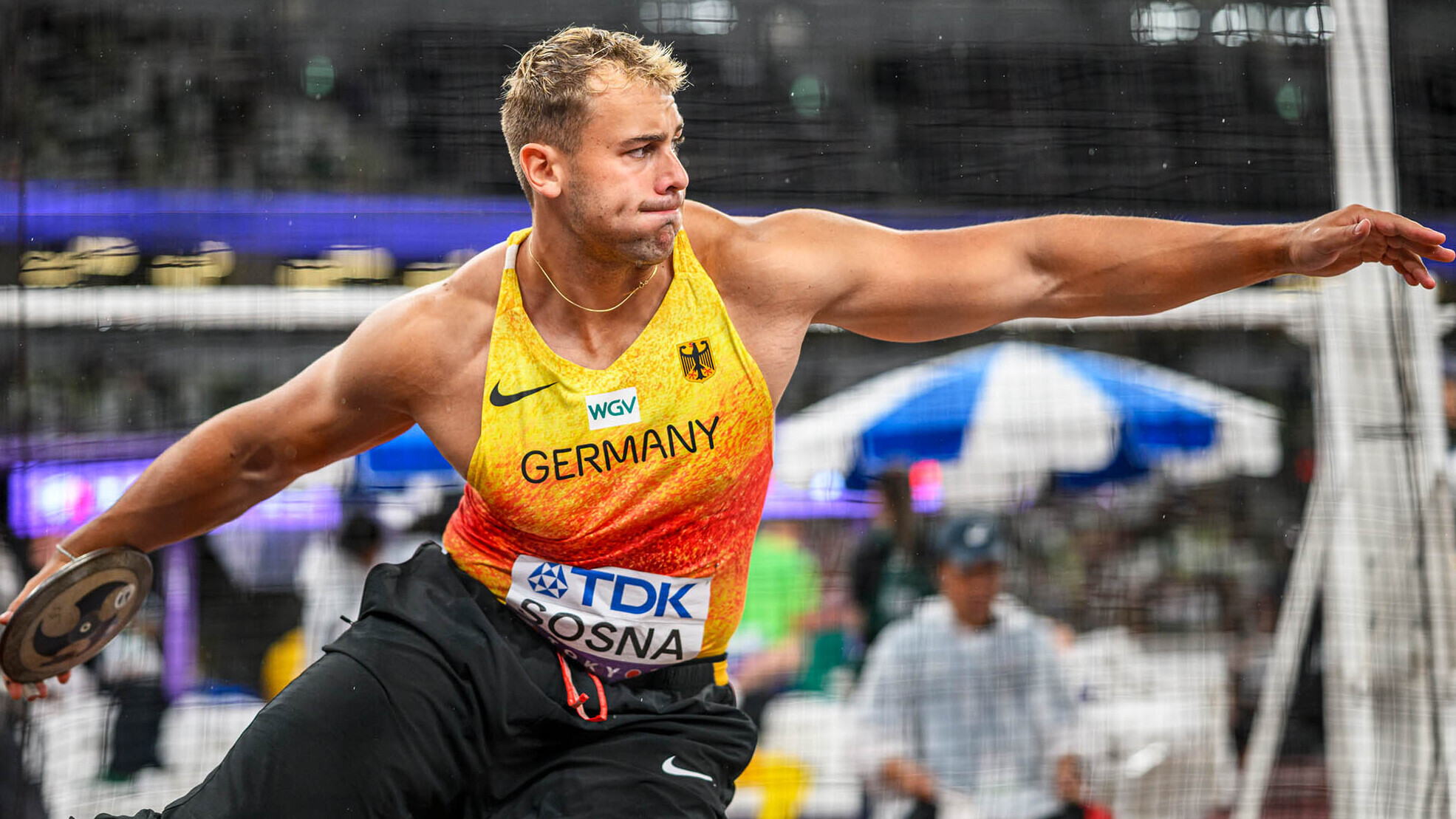 Diskuswerfer Mika Sosna während der Drehbewegung.