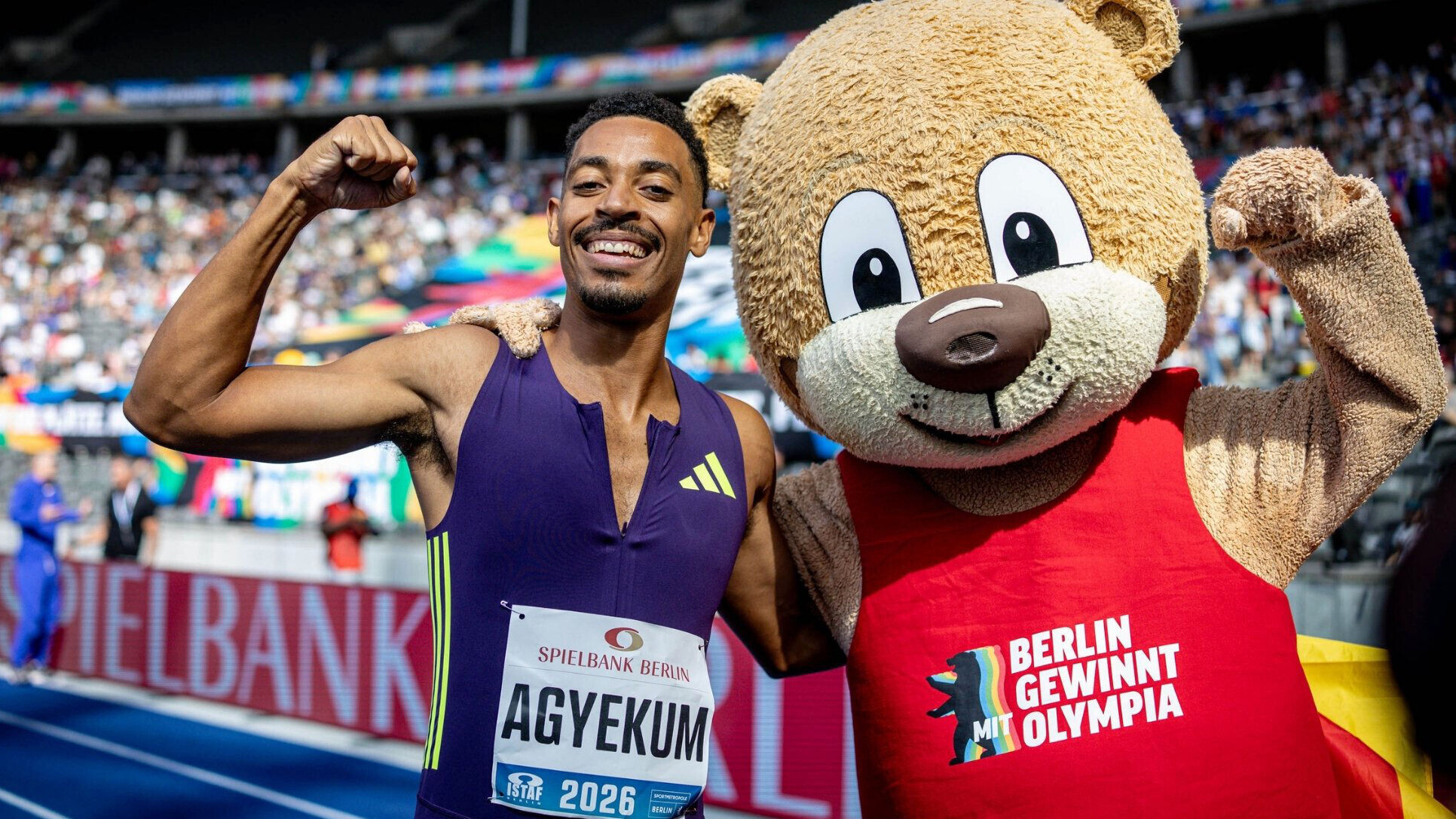 Der deutsche Hürdenläufer Emil Agyekum jubelt zusammen mit dem Maskottchen Berlino.