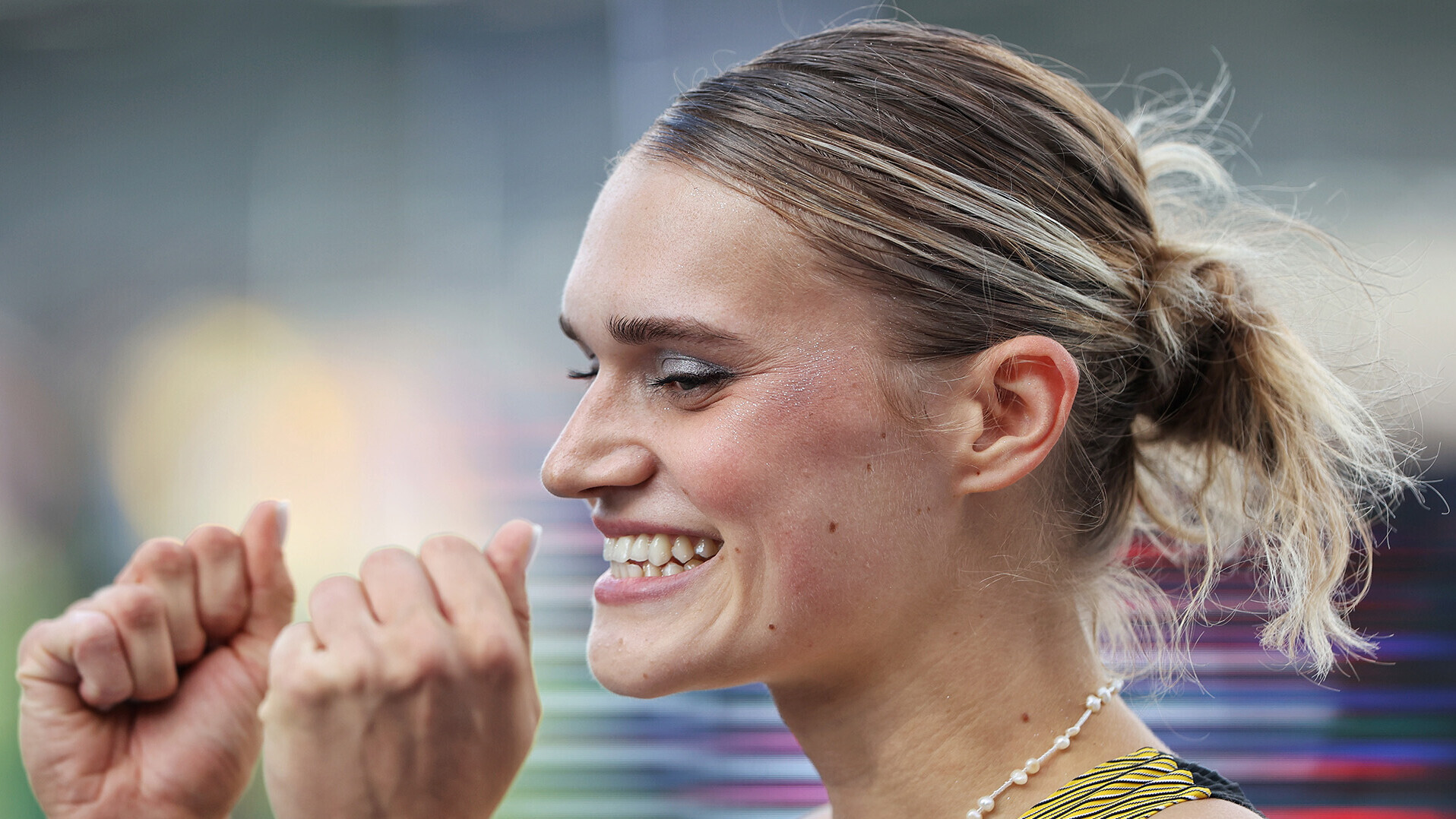 Porträt der lächelnden und winkenden Franziska Schuster
