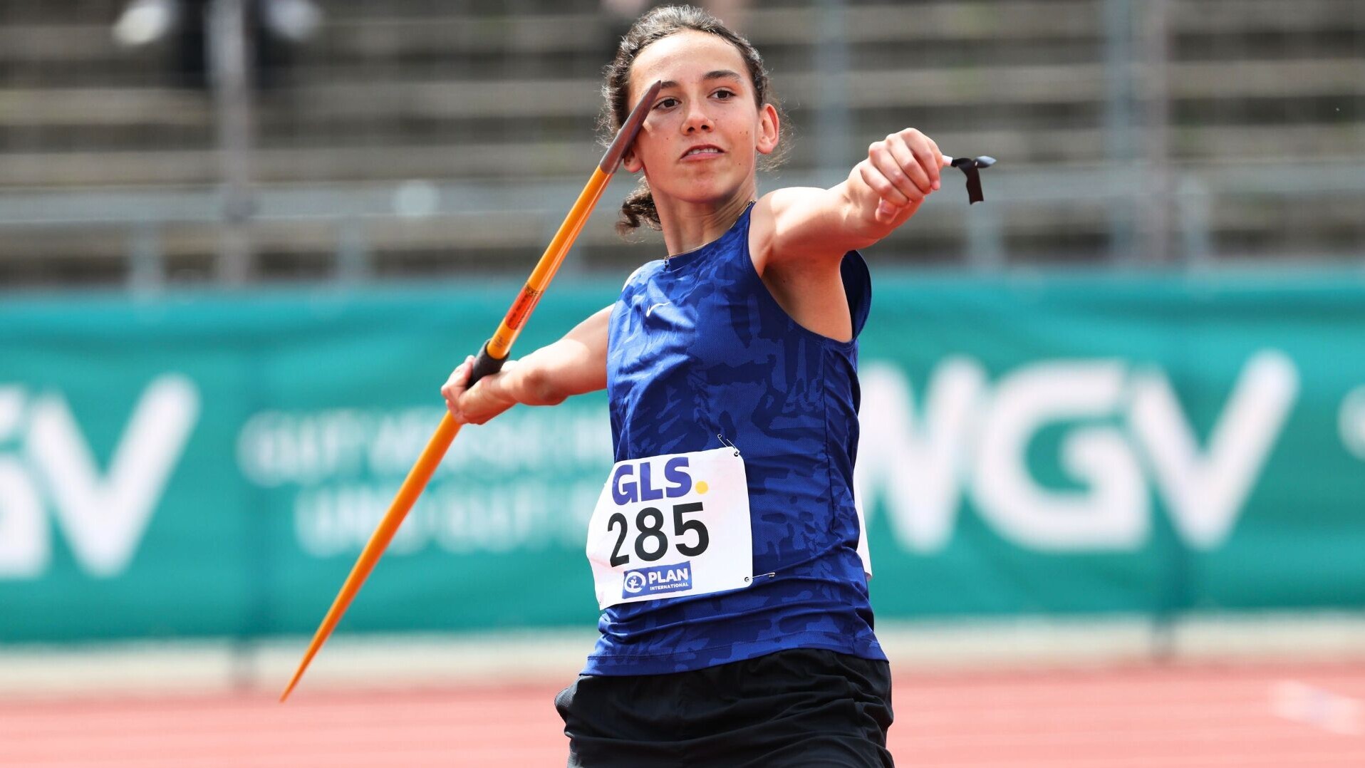 Marie Sattler mit konzentriertem Blick und Speer in der Hand am Anlauf.