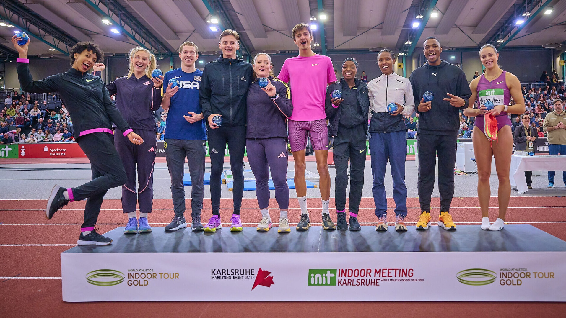 Alle Siegerinnen und Sieger beim Indoor Meeting Karlsruhe 2025 gemeinsam auf dem Podium