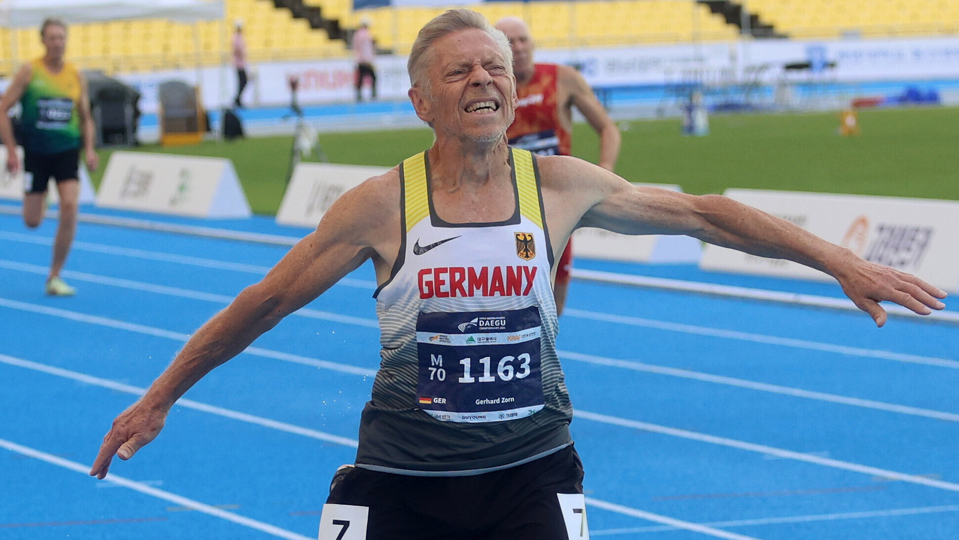 Der deutsche Masters-Athlet Gerhard Zorn läuft mit angestrengtem Blick ins Ziel