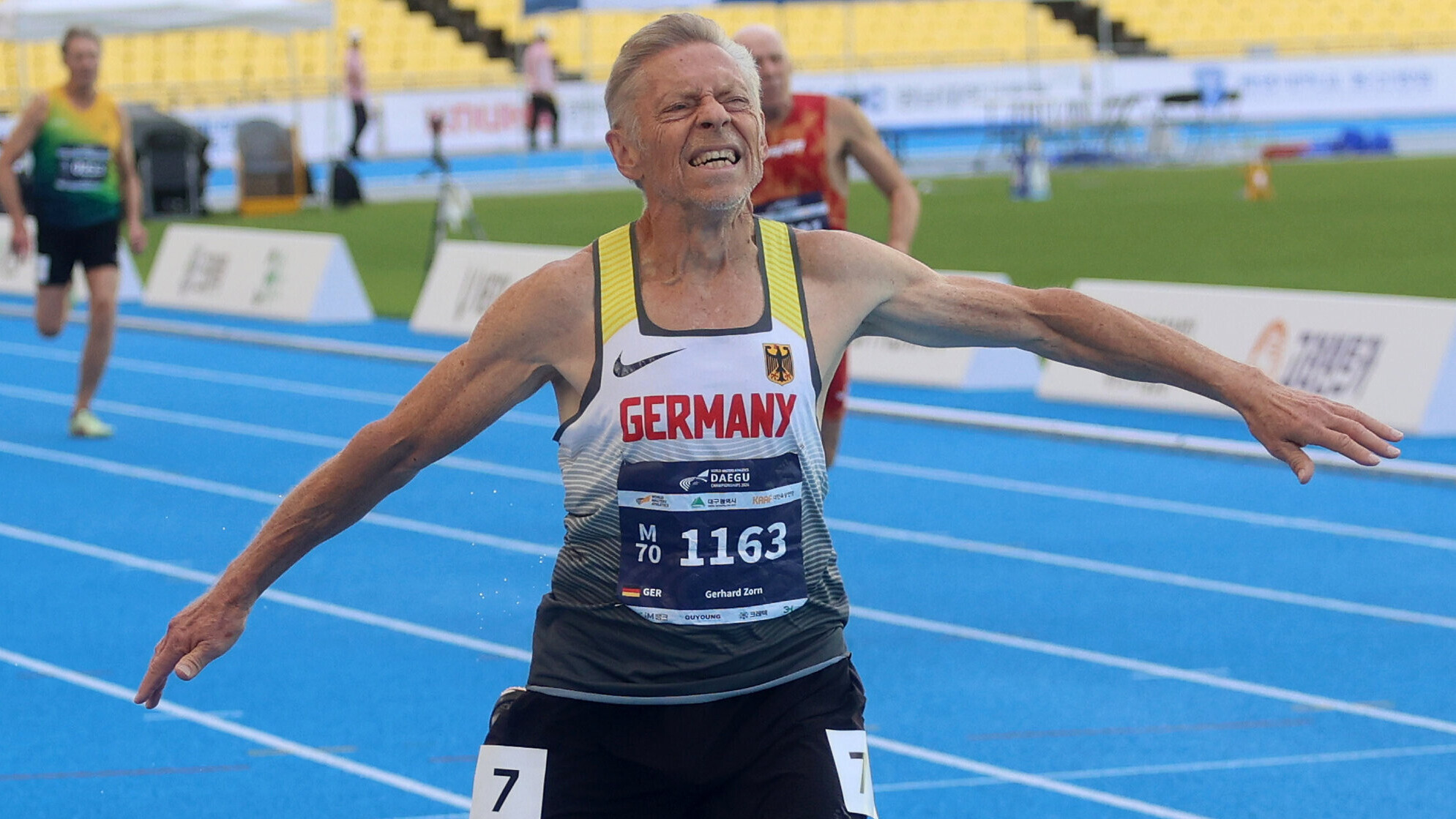 Der deutsche Masters-Athlet Gerhard Zorn läuft mit angestrengtem Blick ins Ziel