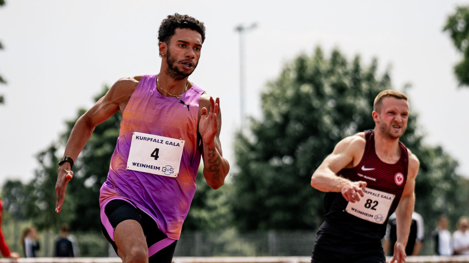 Sprinter Joshua Hartmann während eines Rennens in der 200-Meter-Kurve