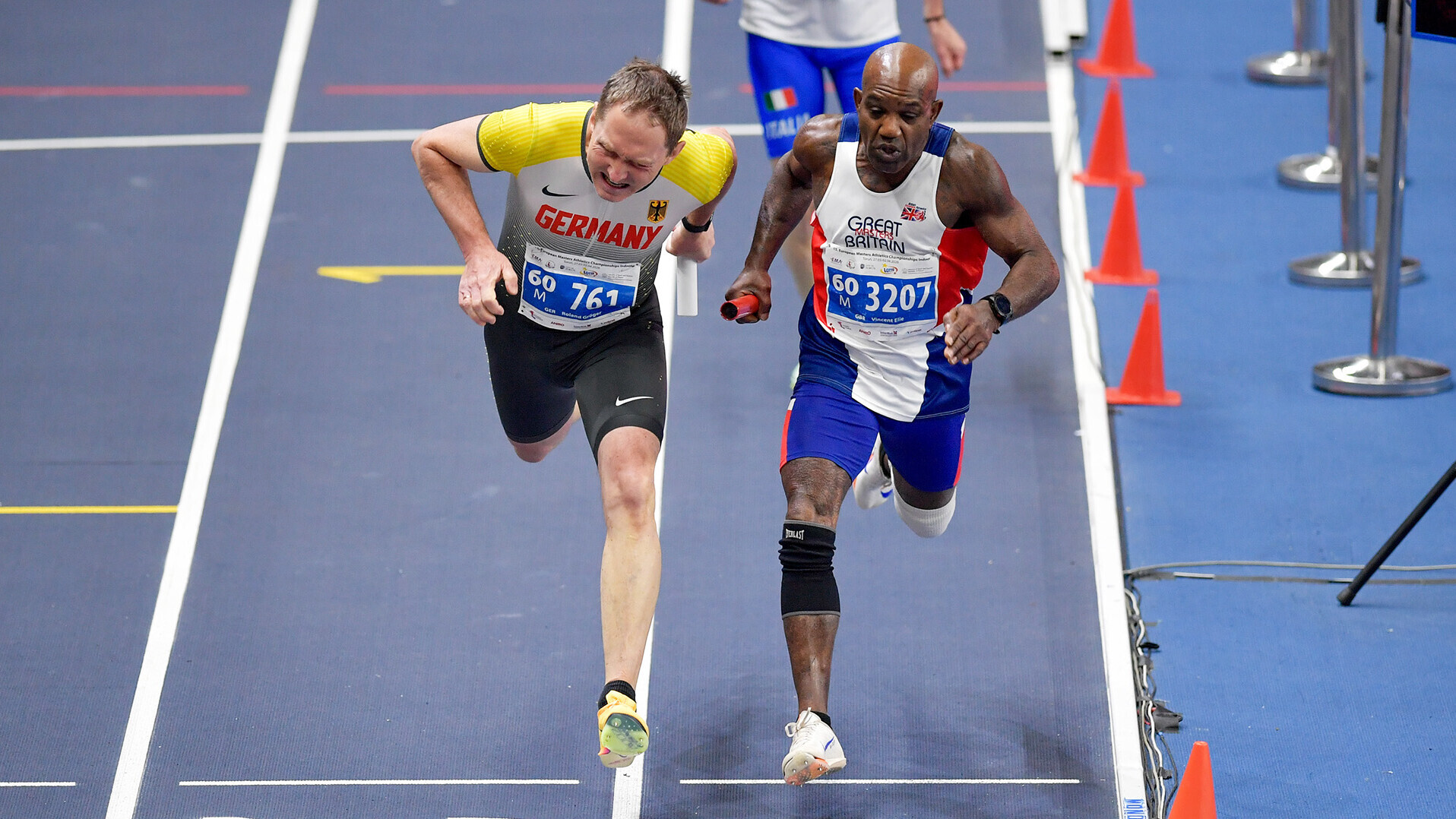 Roland Gröger und ein Brite werfen sich über die Ziellinie