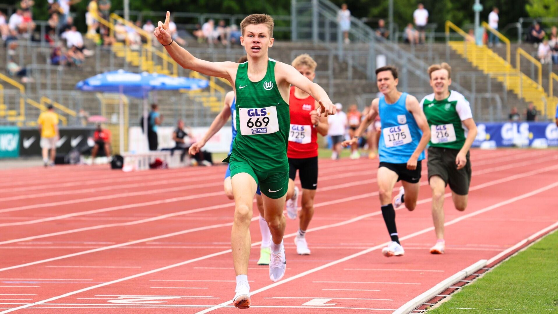 Jaron Diehr mit erhobener Hand beim Zieleinlauf.
