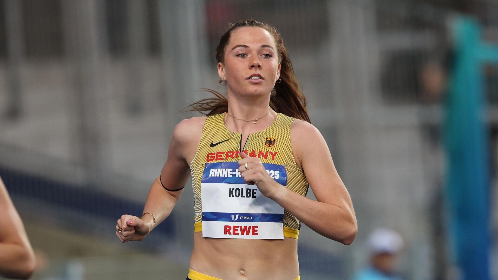 800-Meter-Läuferin Smilla Kolbe läuft konzentriert ihr Rennen.
