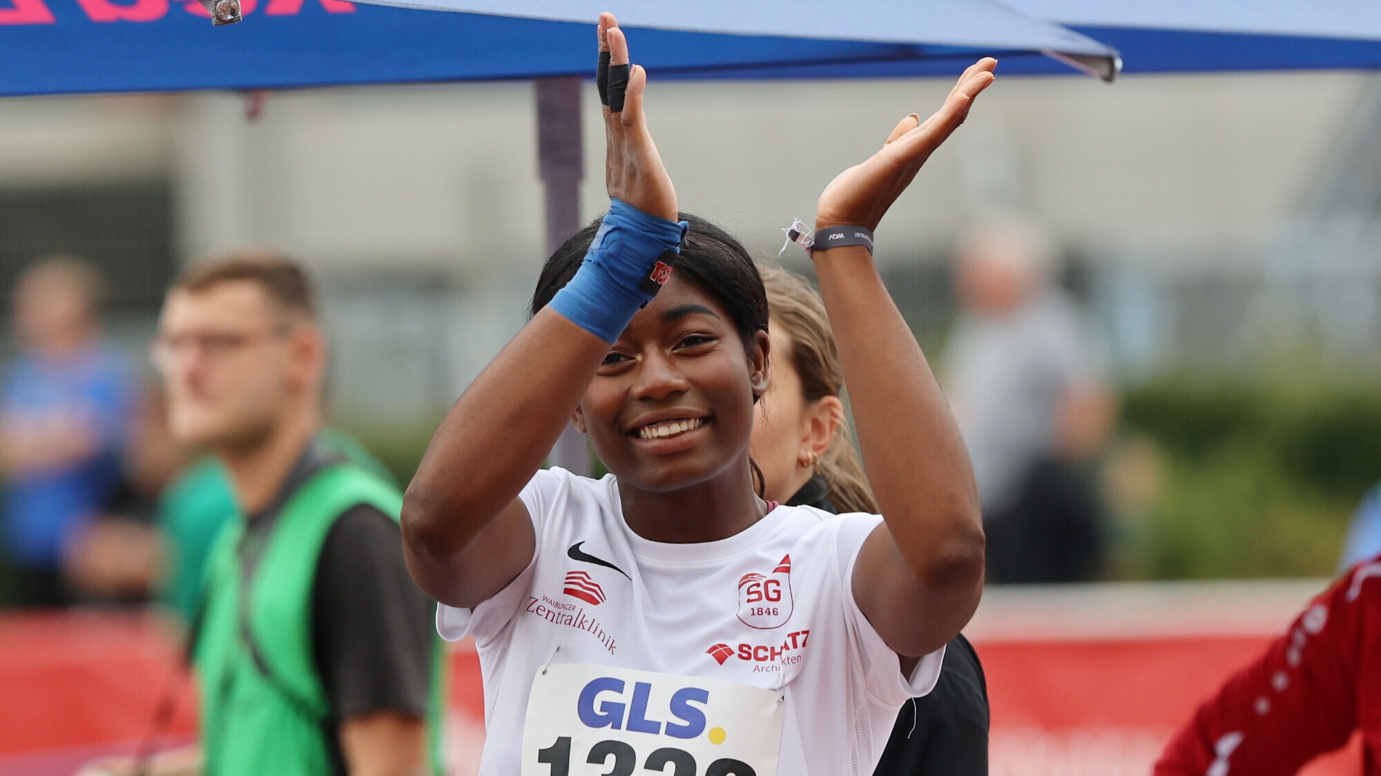 Kugelstoßerin Nina Ndubuisi klatscht in die Hände