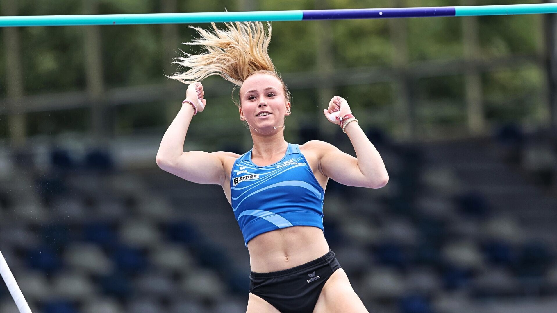 Stabhochspringerin Paula Legner ballt die Fäuste nach erfolgreicher Lattenüberquerung.