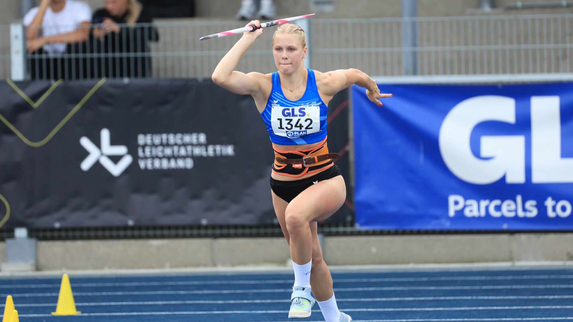 Die deutsche Speerwerferin Tami Forkel beim Anlauf.