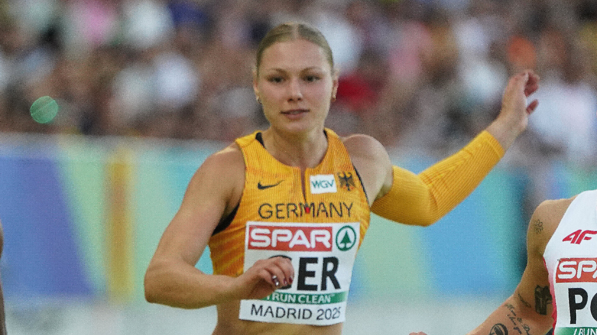 Sprinter in Lisa Mayer im Nationaltrikot beim Zieleinlauf