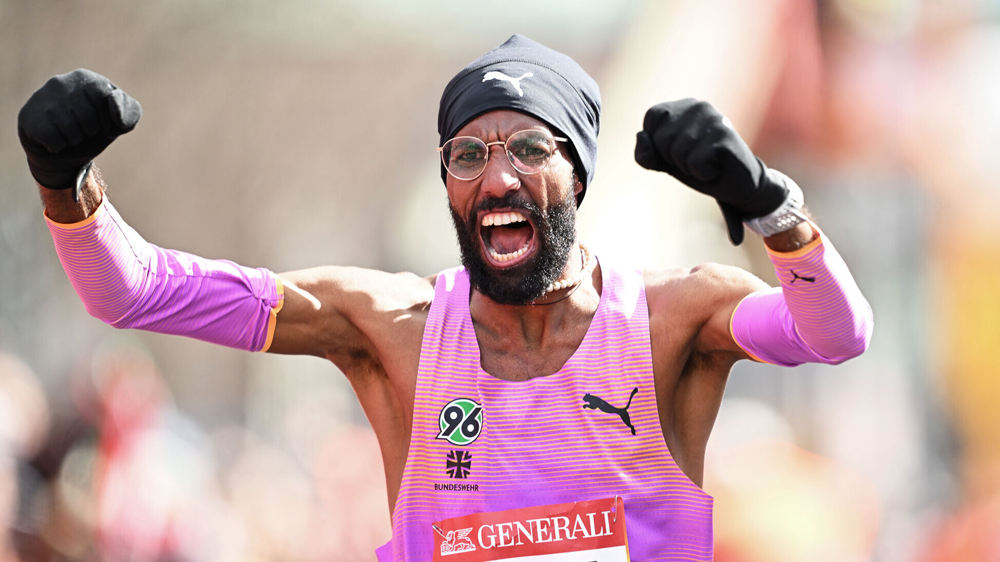 Amanal Petros jubelt im Trikot von Hannover 96 mit Stirnband und Handschuhen