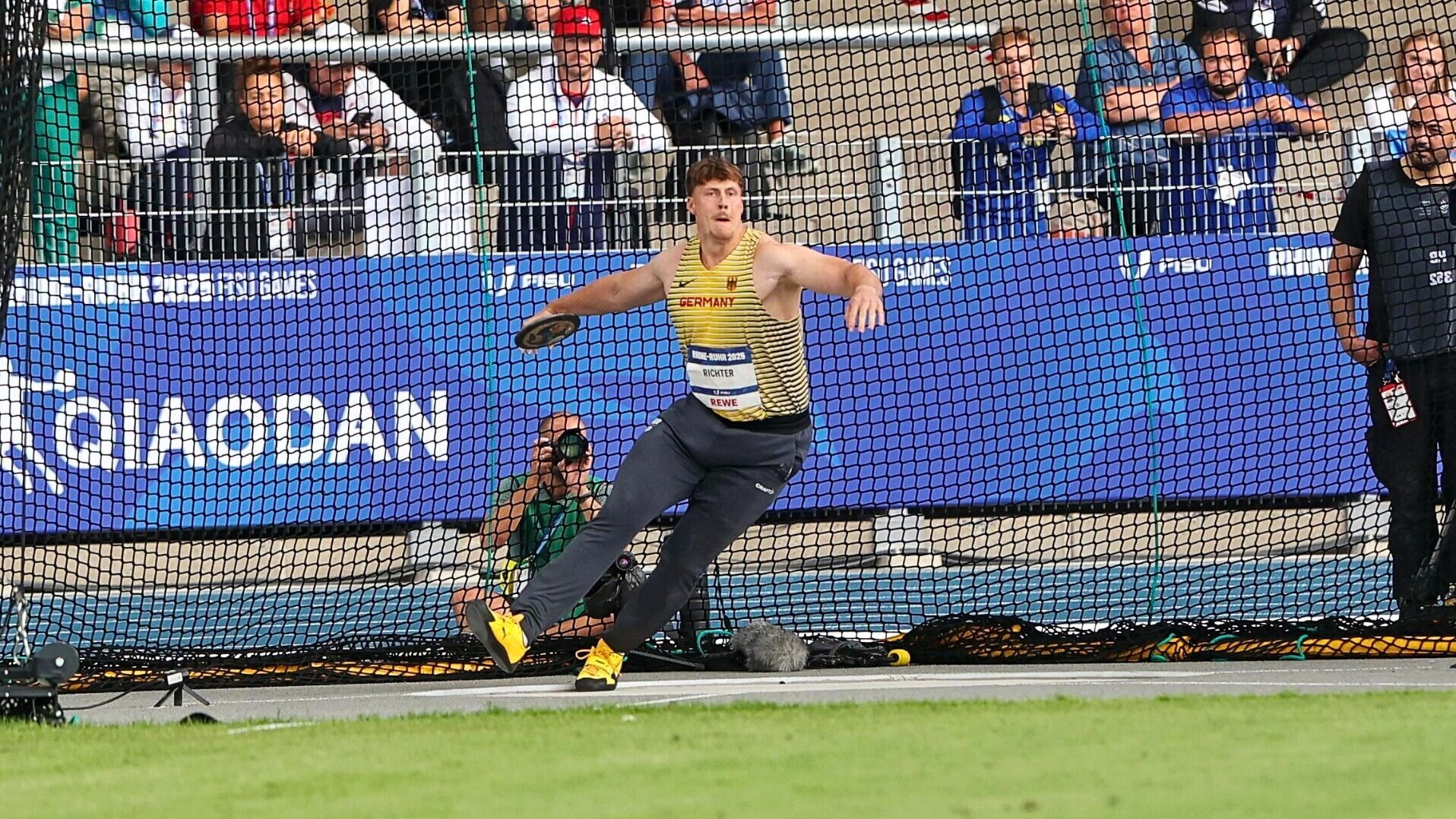 Diskuswerfer Steven Richter mit dem Diskus bei der Drehung im Ring.