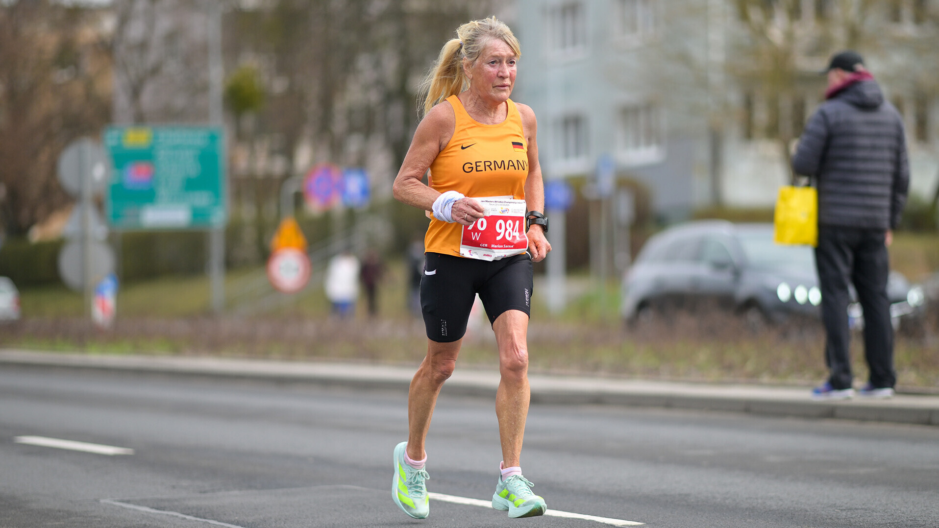 Marion Sarasa beim Laufen auf der Straße