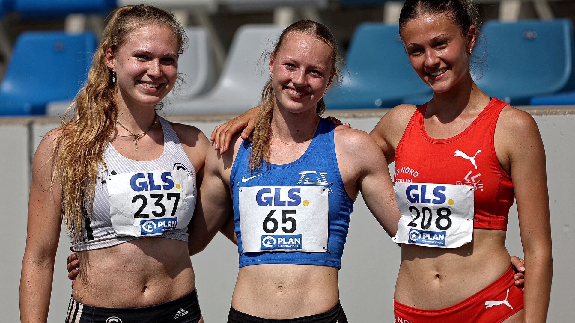 Die drei Weitspringerinnen Lara Allien, Maja Lindenmaier und Carlotta Loewenthal Arm in Arm