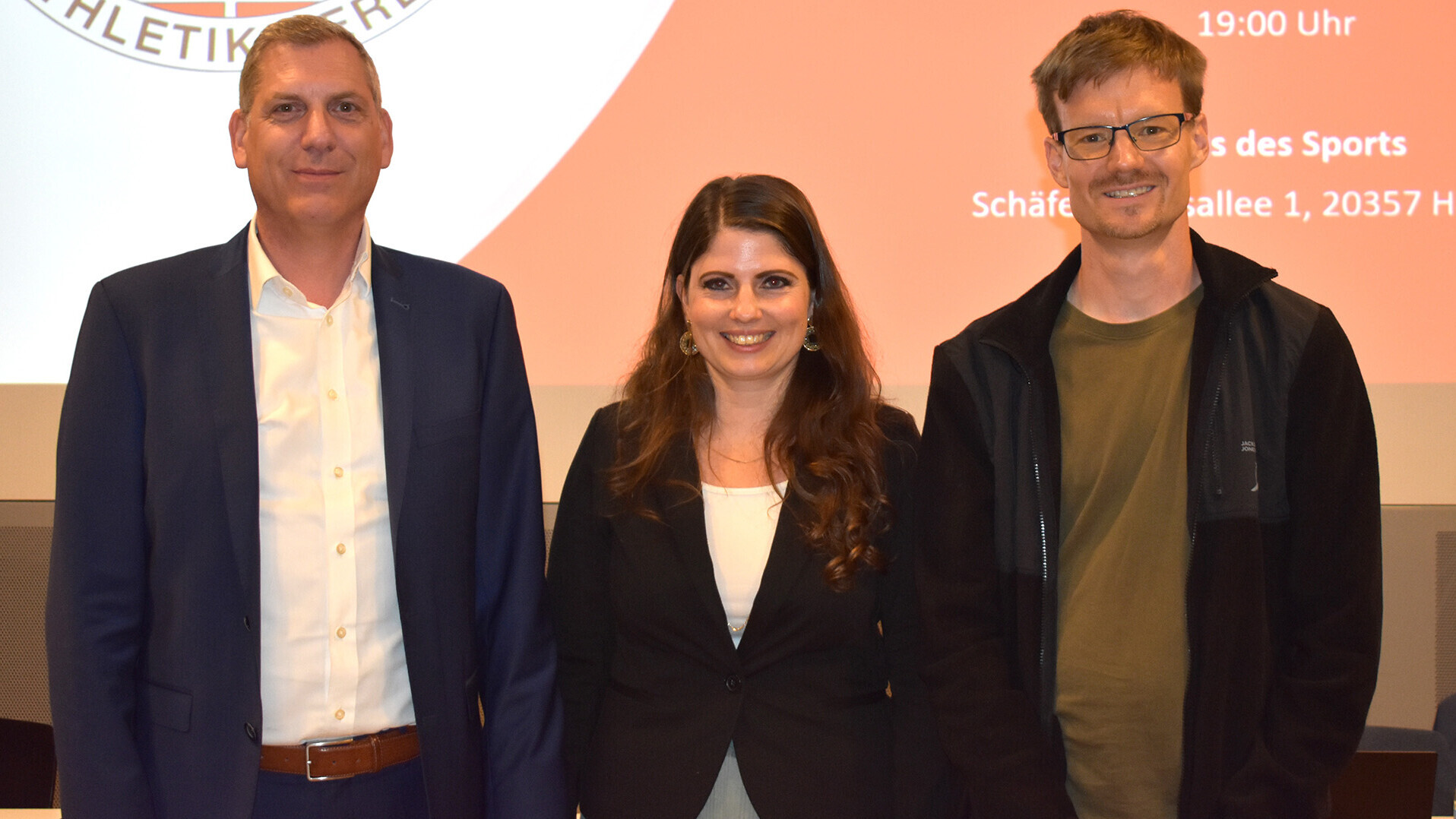 Boris Gonser, Vizepräsident Finanzen im Hamburger Leichtathletik-Verband, Janina Konerding, neue Präsidentin, und Andreas Grieß, neuer Vizepräsident Leistungssport und Lehre, posieren nach der Wahl bei der Mitgliederversammlung.