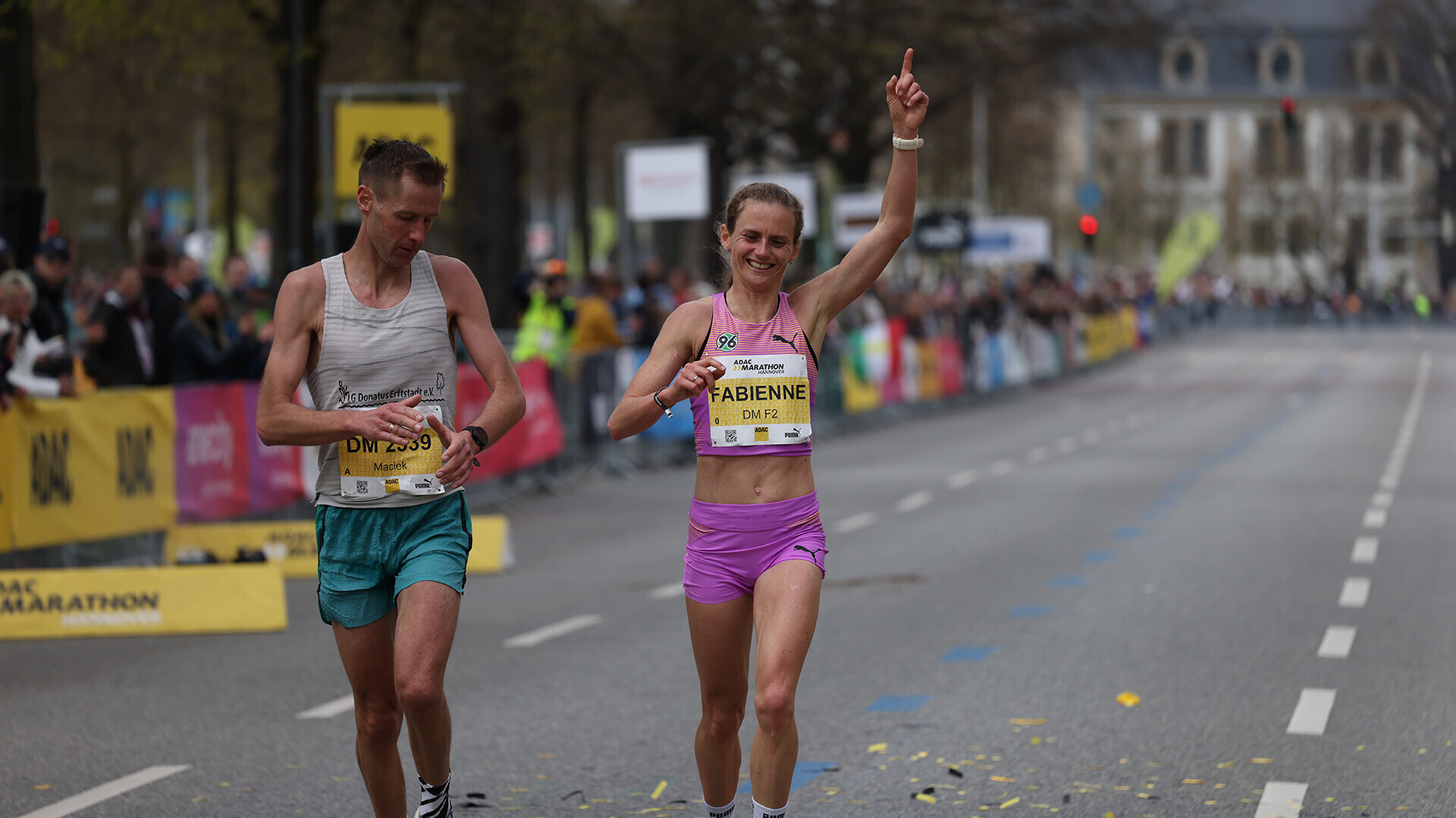 Fabienne Königstein mit hochgerecktem linkem Zeigefinger als Jubelgeste