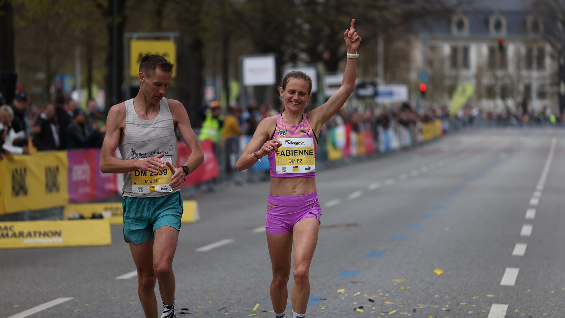 Fabienne Königstein mit hochgerecktem linkem Zeigefinger als Jubelgeste