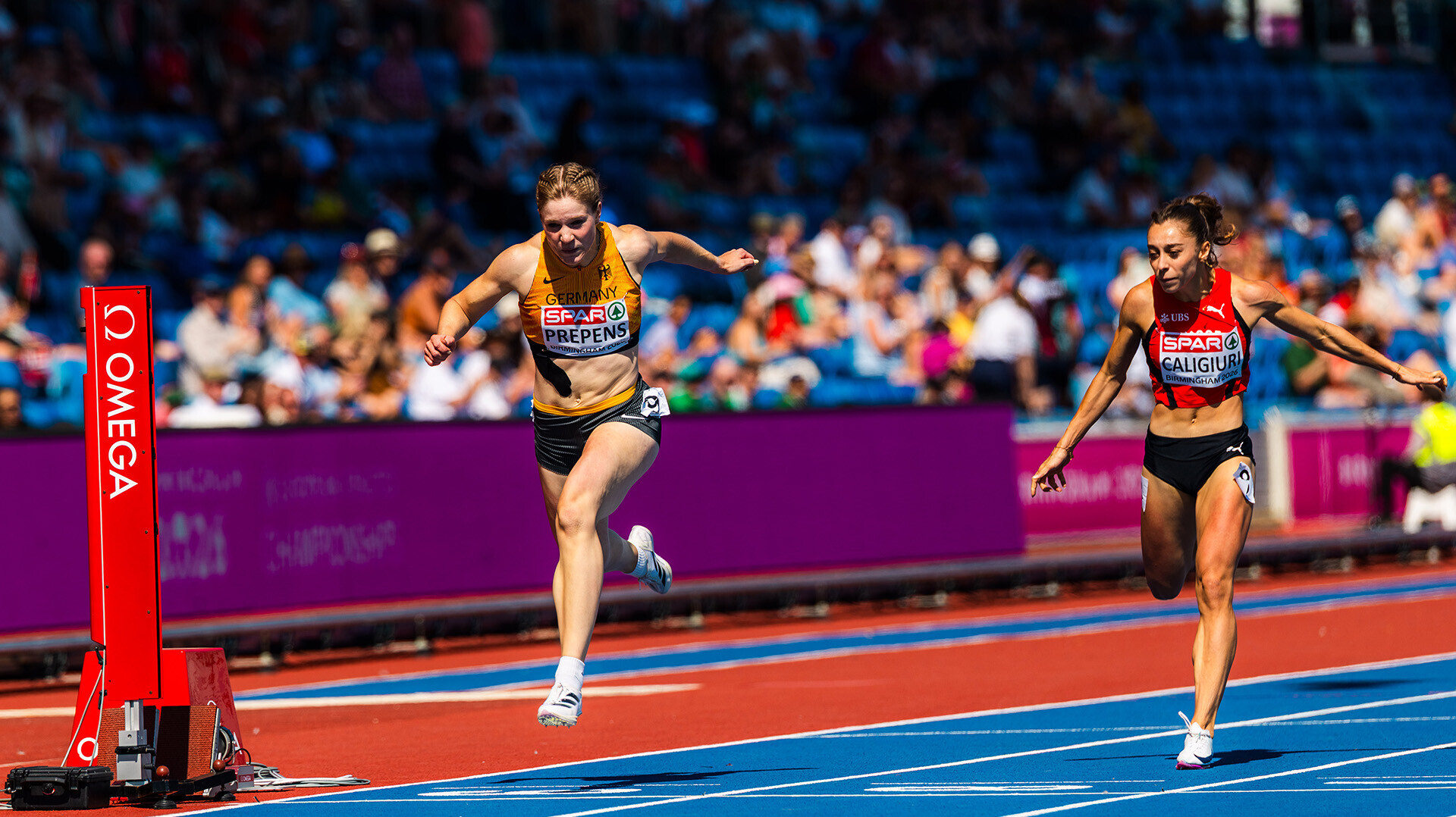 Talea Prepens sprintet neben einer Schweizerin über die Ziellinie