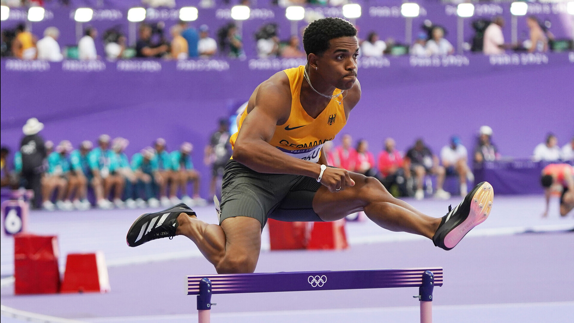 Hürdenläufer Joshua Abuaku überquert bei den Olympischen Spielen in Paris eine Hürde
