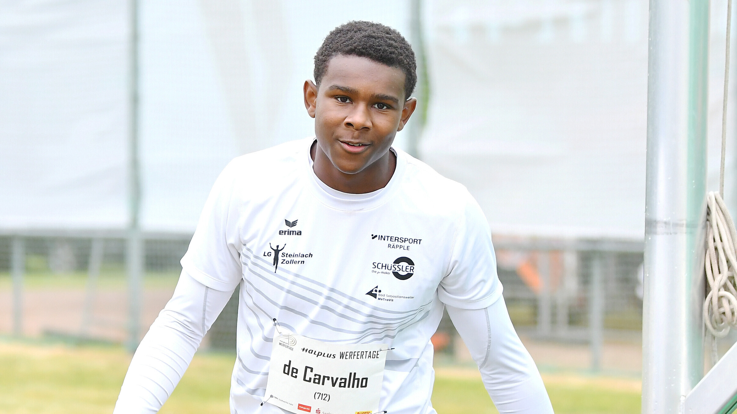 Nachwuchs-Werfer Clesio de Carvalho auf dem Weg in den Diskusring. 