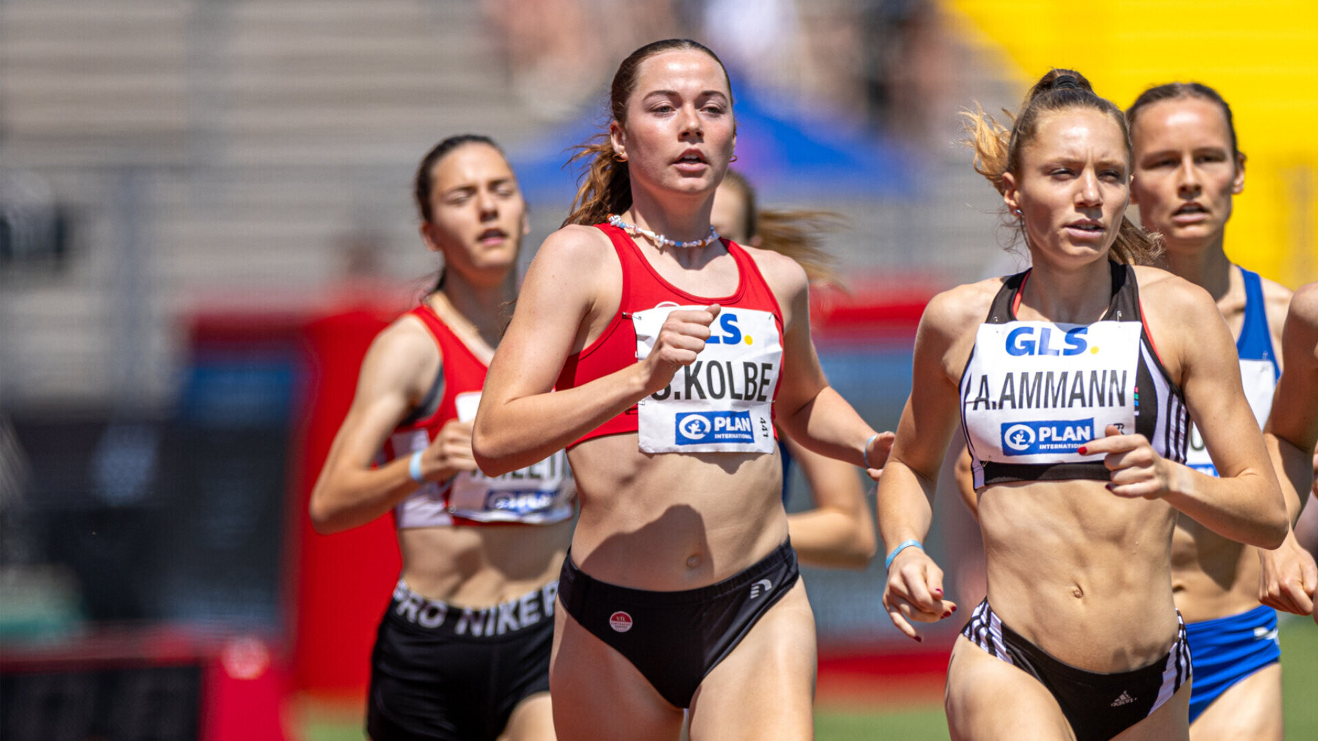 Smilla Kolbe neben mehreren Kontrahentinnen während eines 800-Meter-Rennens
