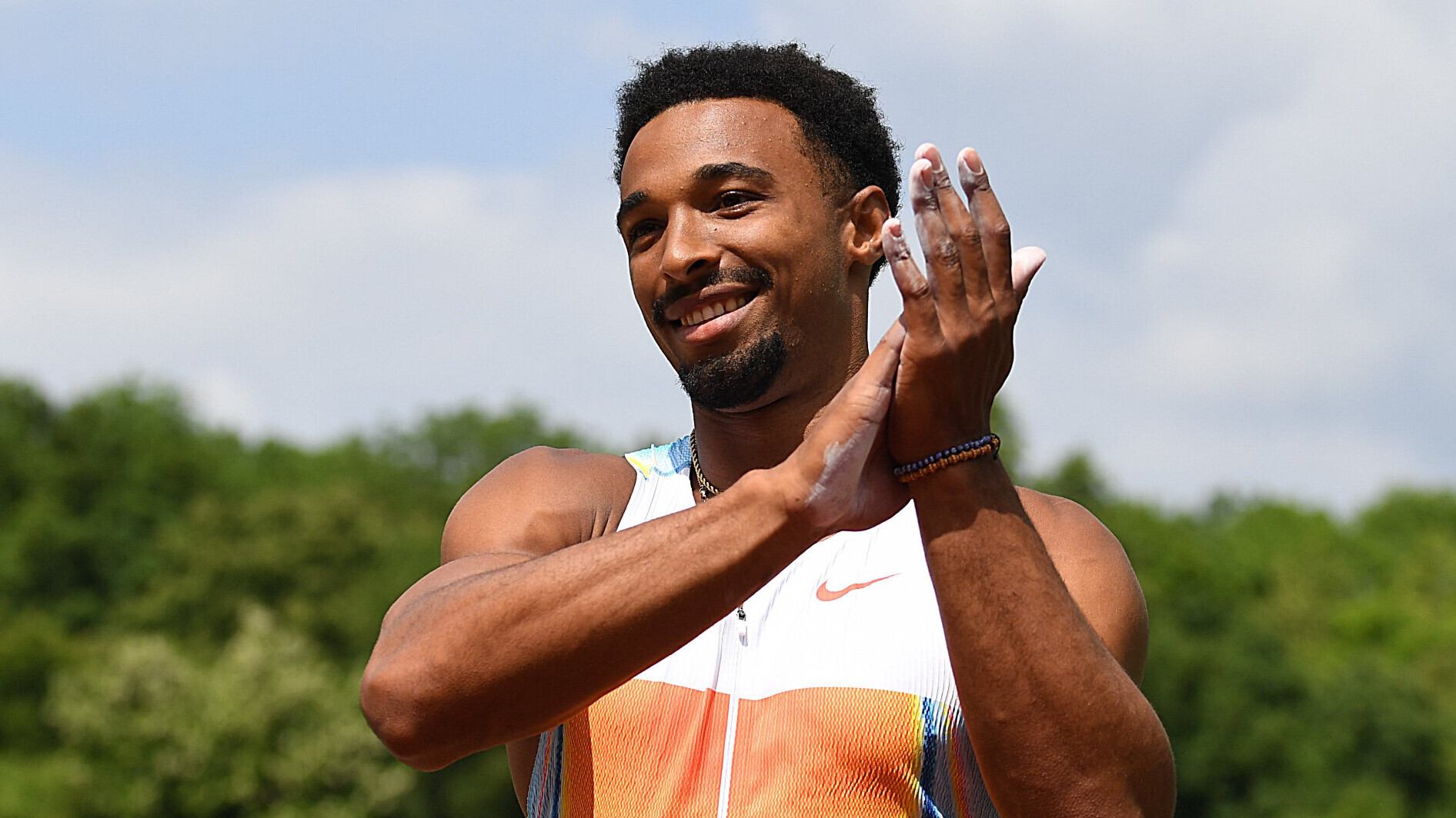 Oberkörper-Foto von Zehnkämpfer Leo Neugebauer, der in die Hände klatscht.