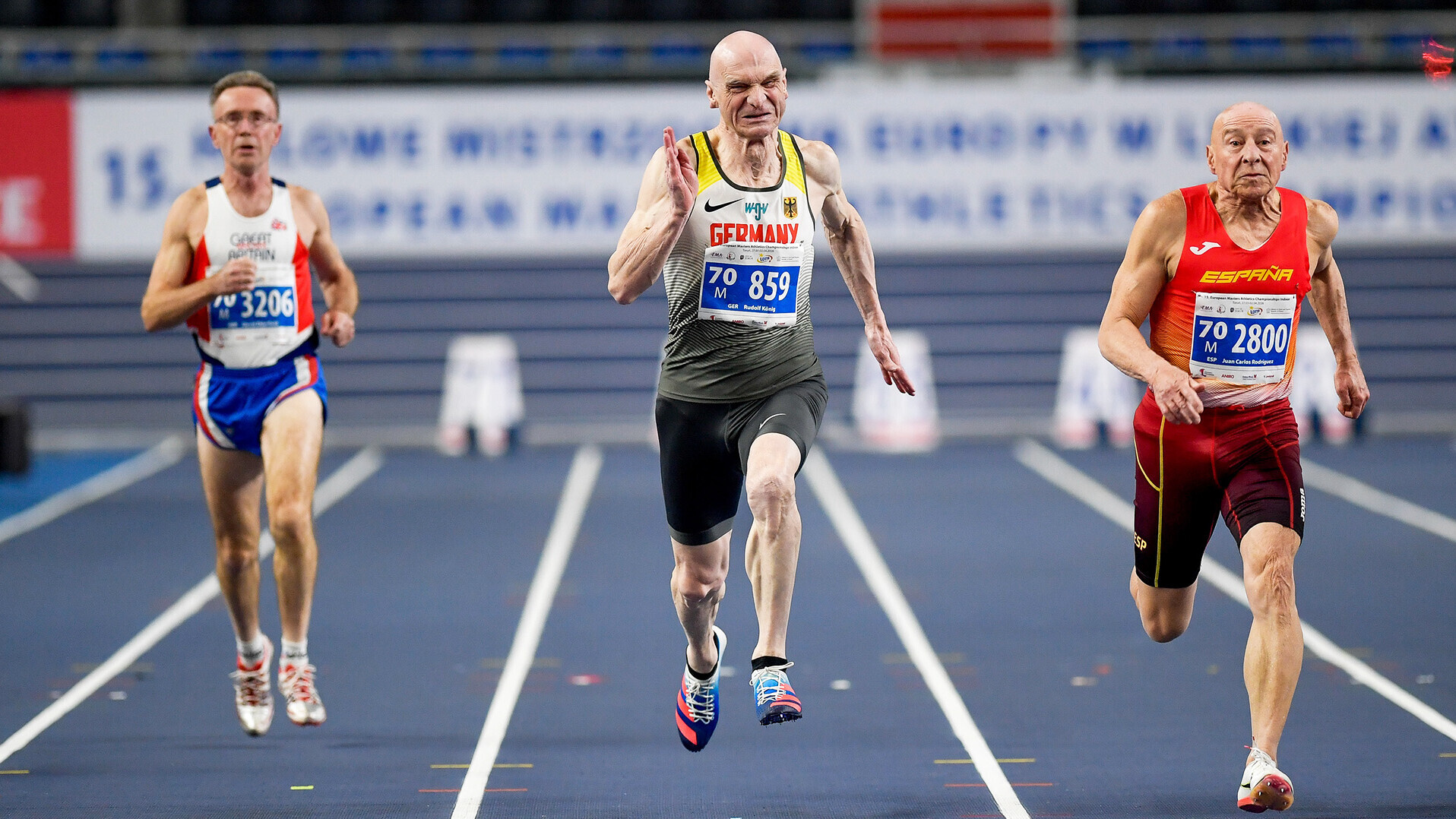 Drei Sprinter in Aktion, in der Mitte Rudolf König