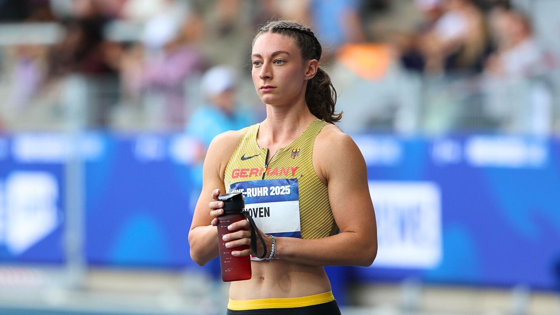 400-Meter-Läuferin Annkathrin Hoven hält eine Trinkflasche in der Hand.