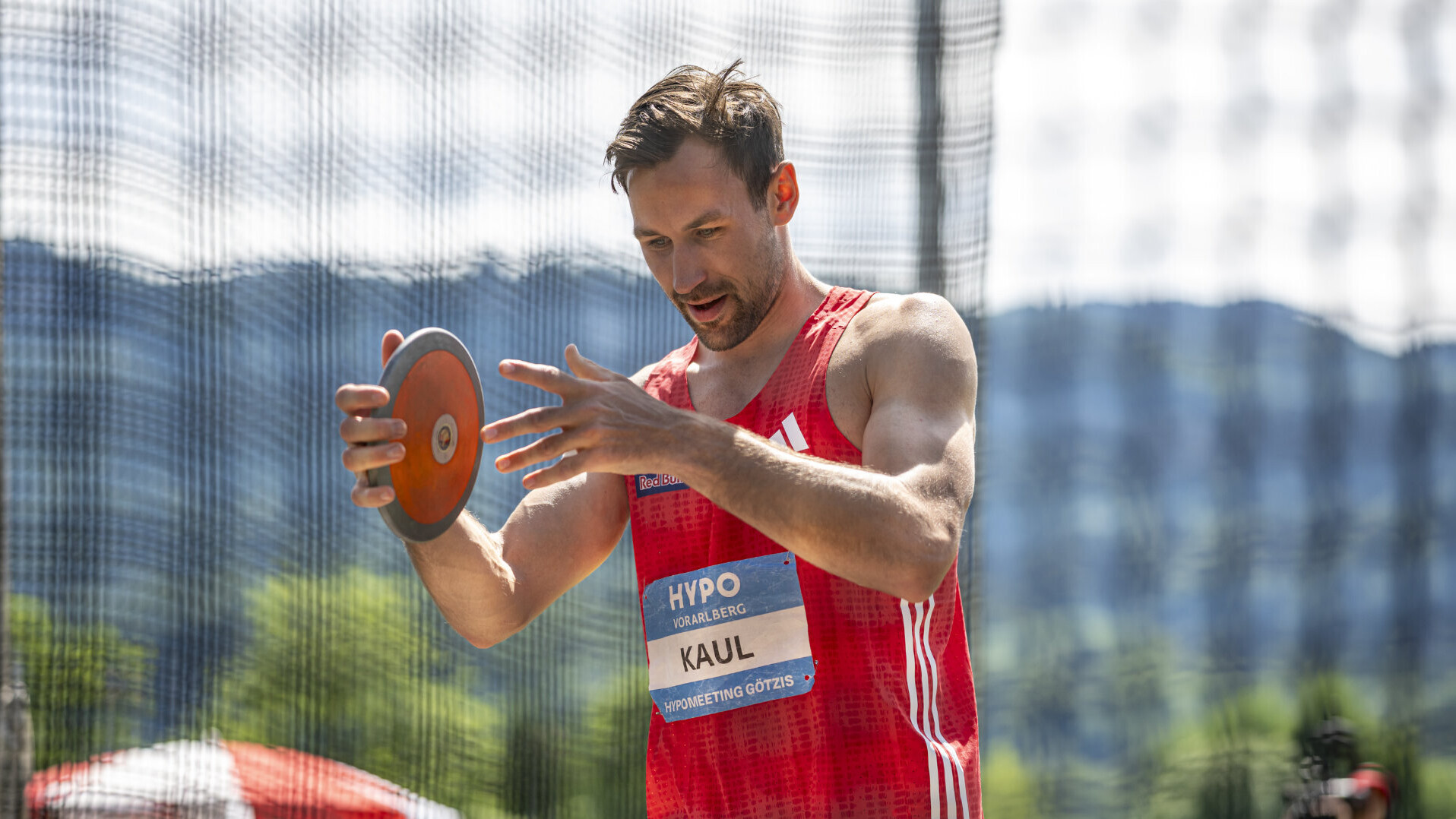 Niklas Kaul mit der Diskusscheibe in der Hand im Ring. 