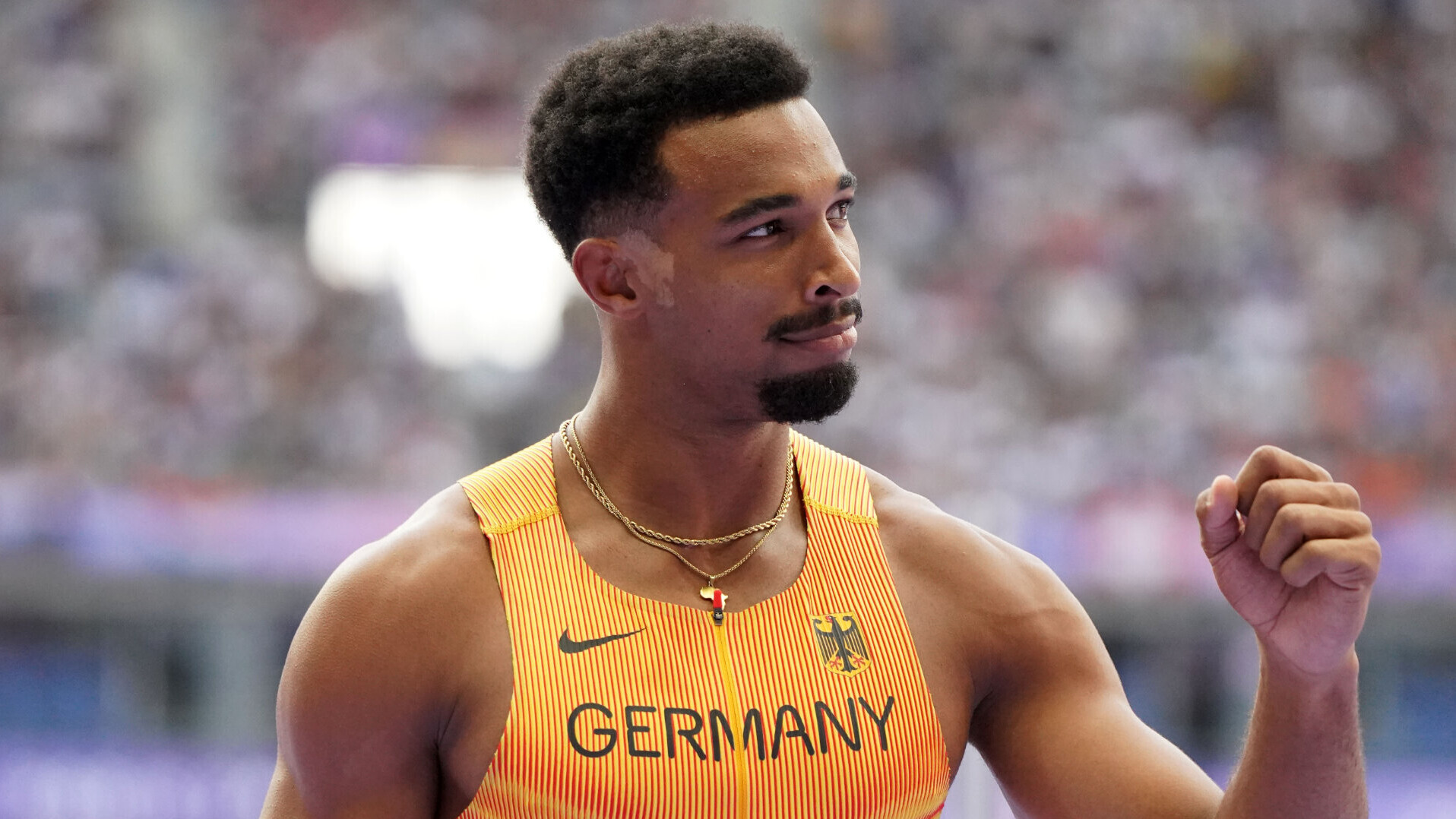 Leo Neugebauer ballt im Nationaltrikot die Faust