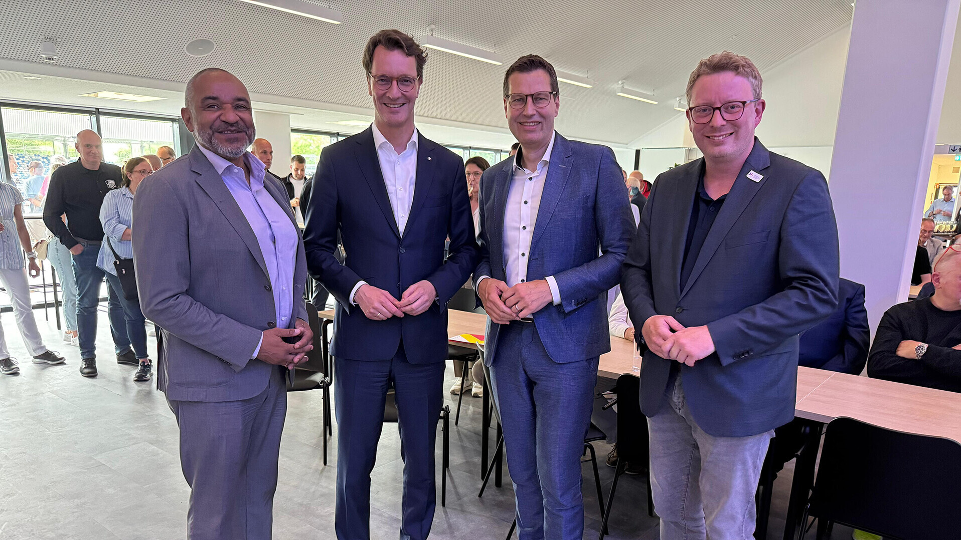 Idriss Gonschinska, Hendrik Wüst, Thomas Eiskirch und der DLV-Aufsichtsratsvorsitzende Jochen Schweitzer posieren. 