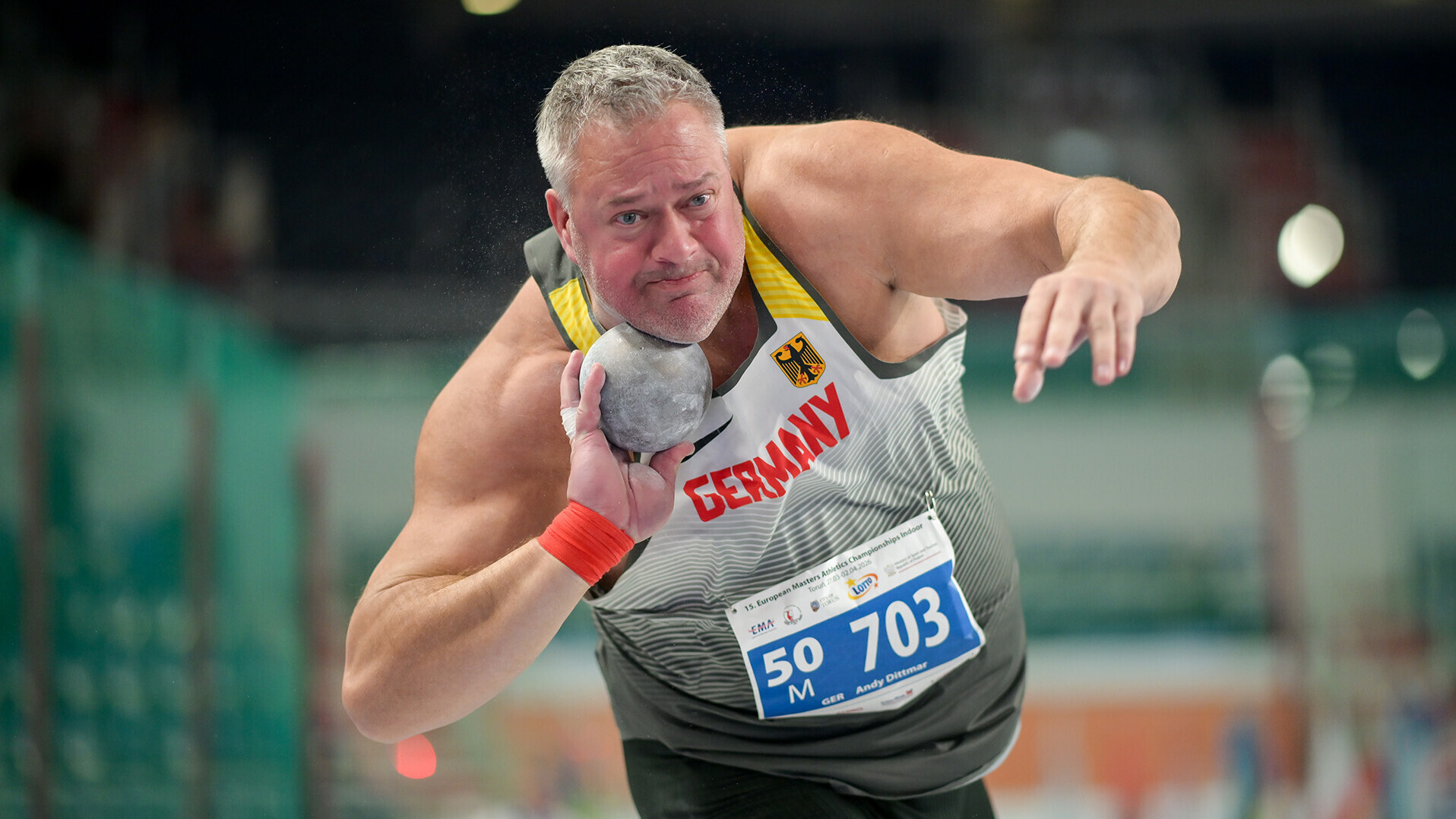 Andy Dittmar in der Stoßbewegung mit Kugel am Hals