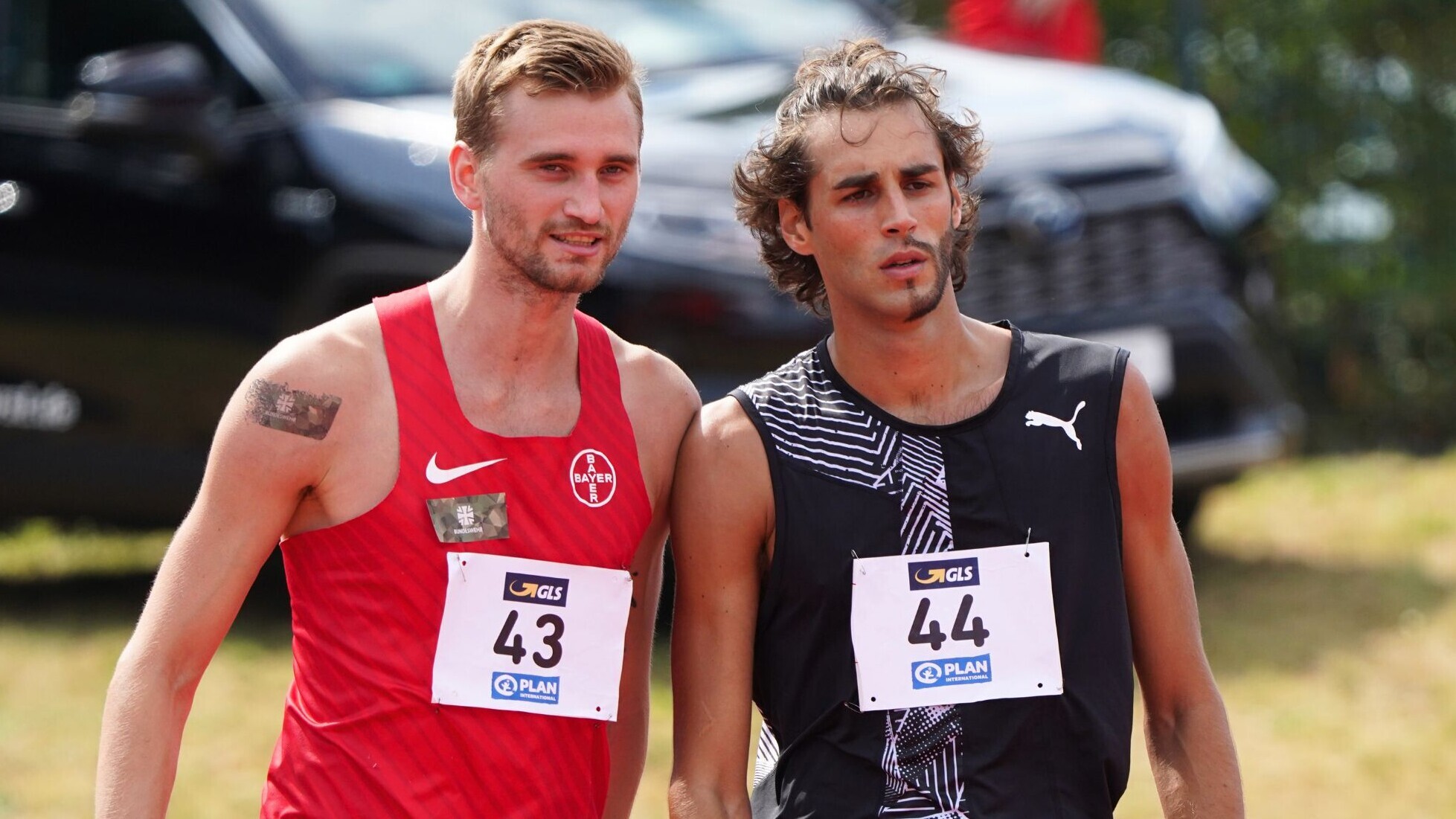 Die beiden Hohchspringer Mateusz Przybylko und Gianmarco Tamberi stehen nebeneinander.