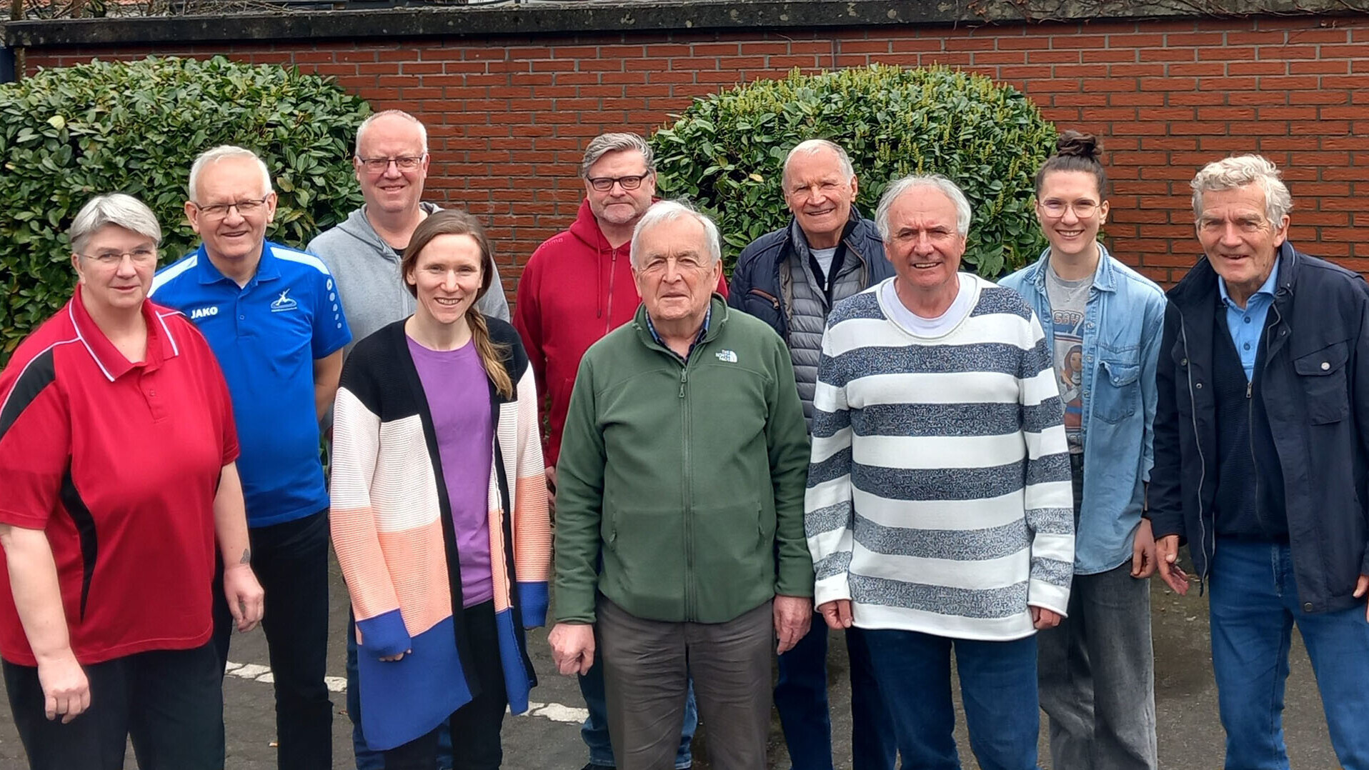 Ein Gruppenfoto vom Vorstand der "Freunde der Leichtathletik" mit zehn Personen