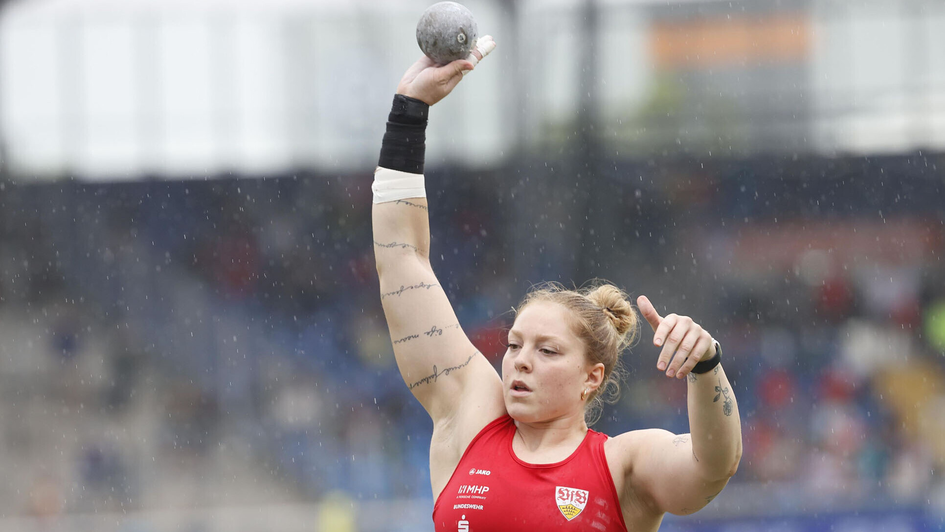 Alina Kenzel macht sich im Regen von Braunschweig für ihren Stoß bereit. 