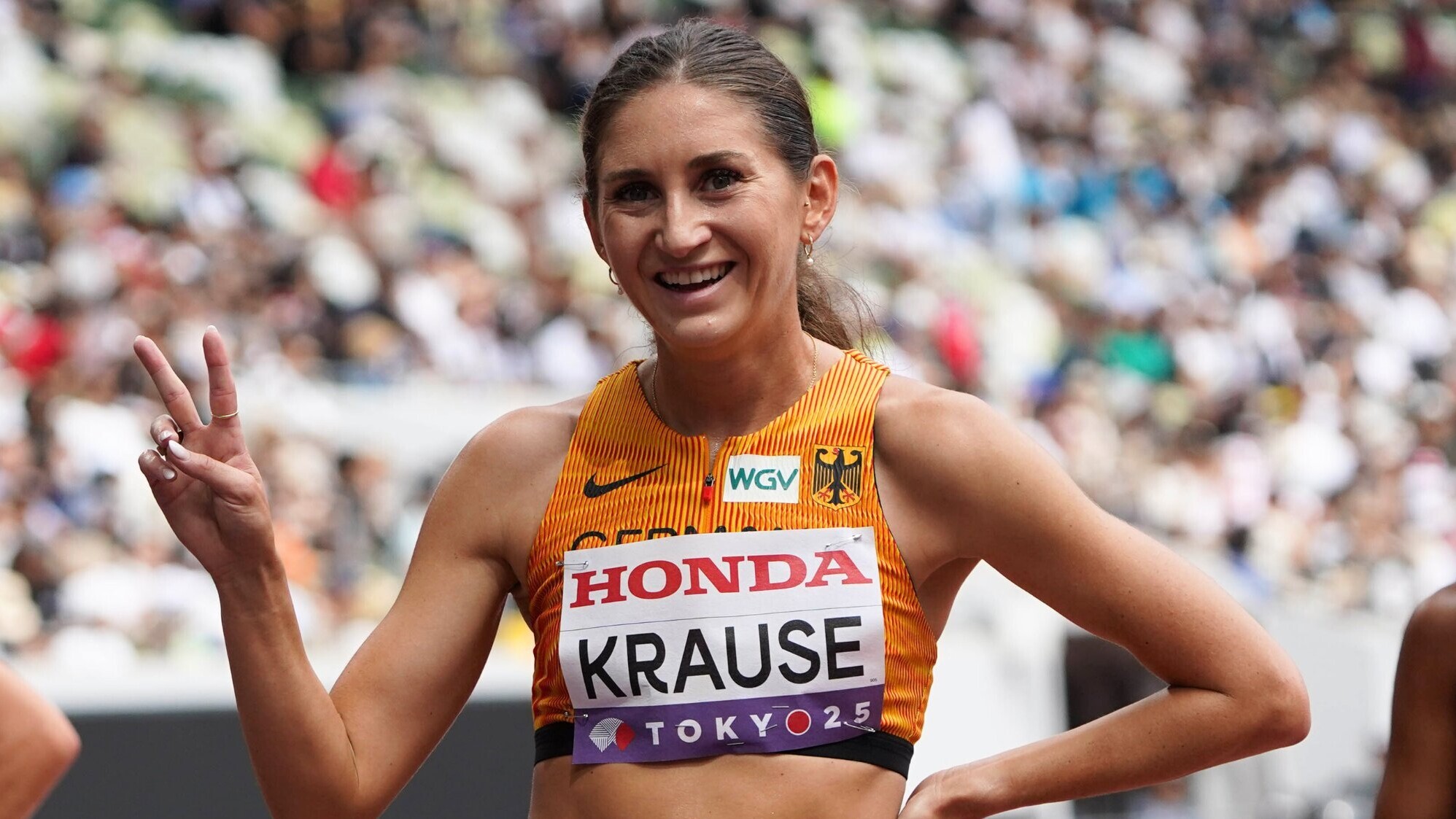 Gesa Krause im Nationaltrikot mit Victory-Zeichen