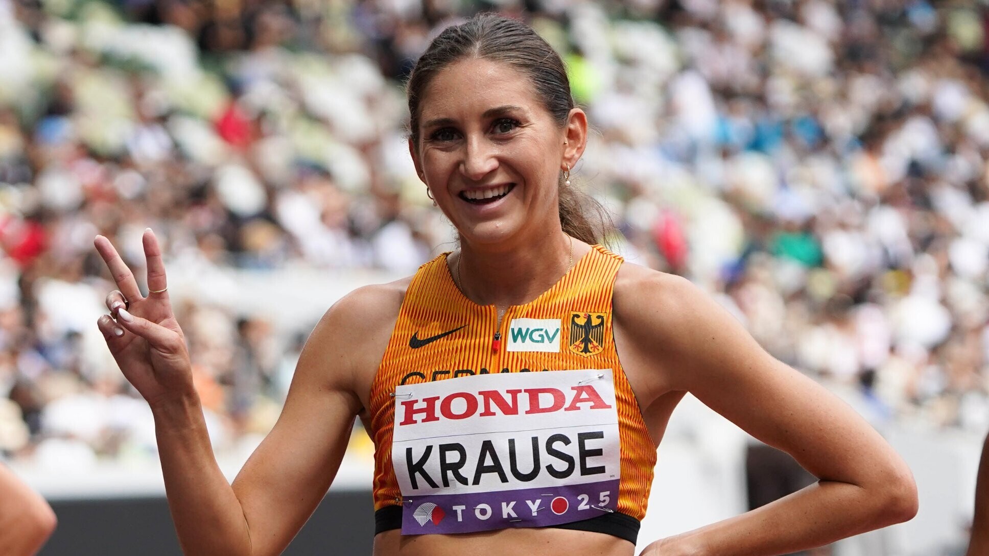 Gesa Krause im Nationaltrikot mit Victory-Zeichen